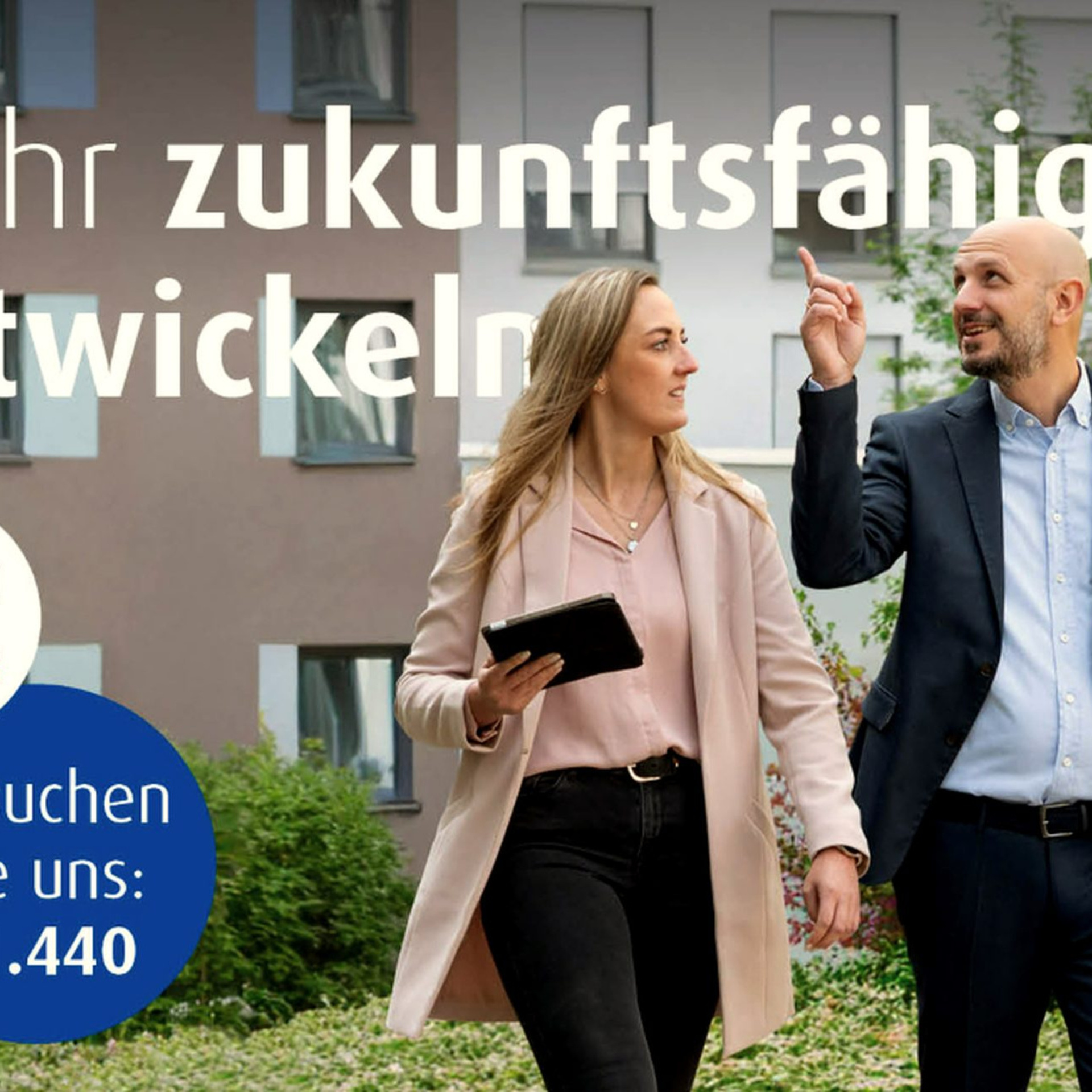 Eine Frau und ein Mann laufen nebeneinander. Oben der Schriftzug: mehr zukunftsfähiger entwickeln. Plus das Logo der Expo Real und der Hinweis auf den NHW-Stand 440 in Halle C1