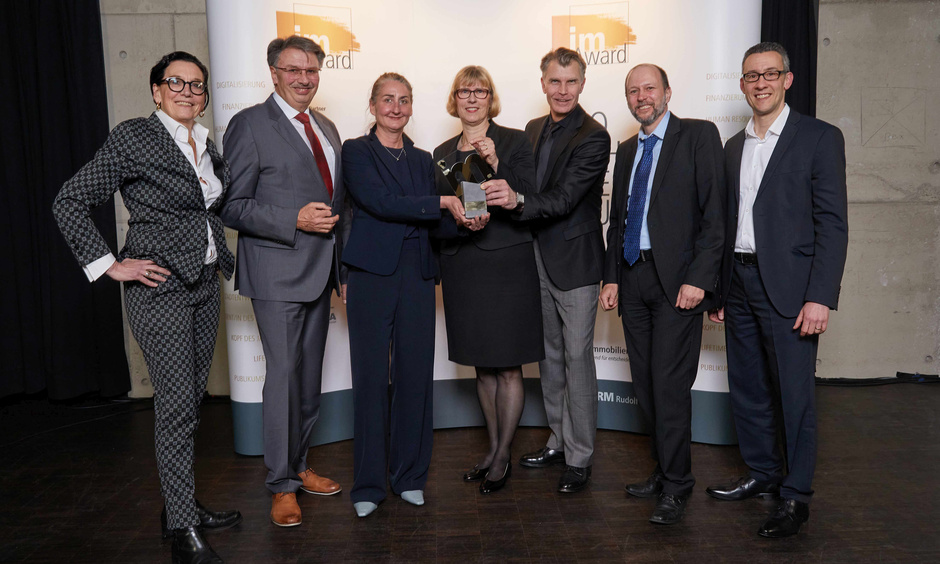 Glückliche Preisträger des im-Award 2024: v.l.n.r. Marion Schmitz-Stadtfeld (NHW), Manfred Ockel (Bgm. Kelsterbach), Alexa von Wedel (NHW), Monika Fontaine-Kretschmer (GFin NHW), Robert Lotz (NHW), Helge Bitzer (NHW), Thomas Türkis (NHW).
