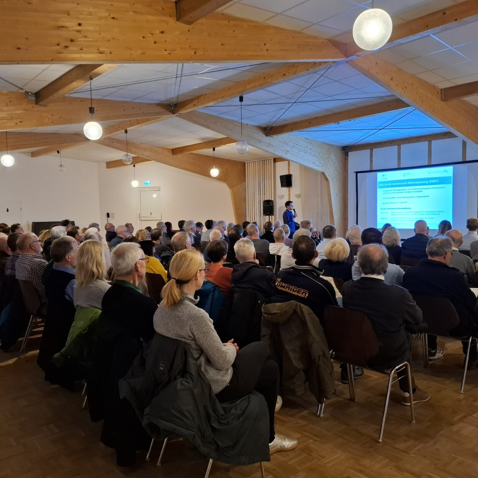 Blick von hinten auf die Besucherinnen und Besucher des Infoabends in Heusenstamm