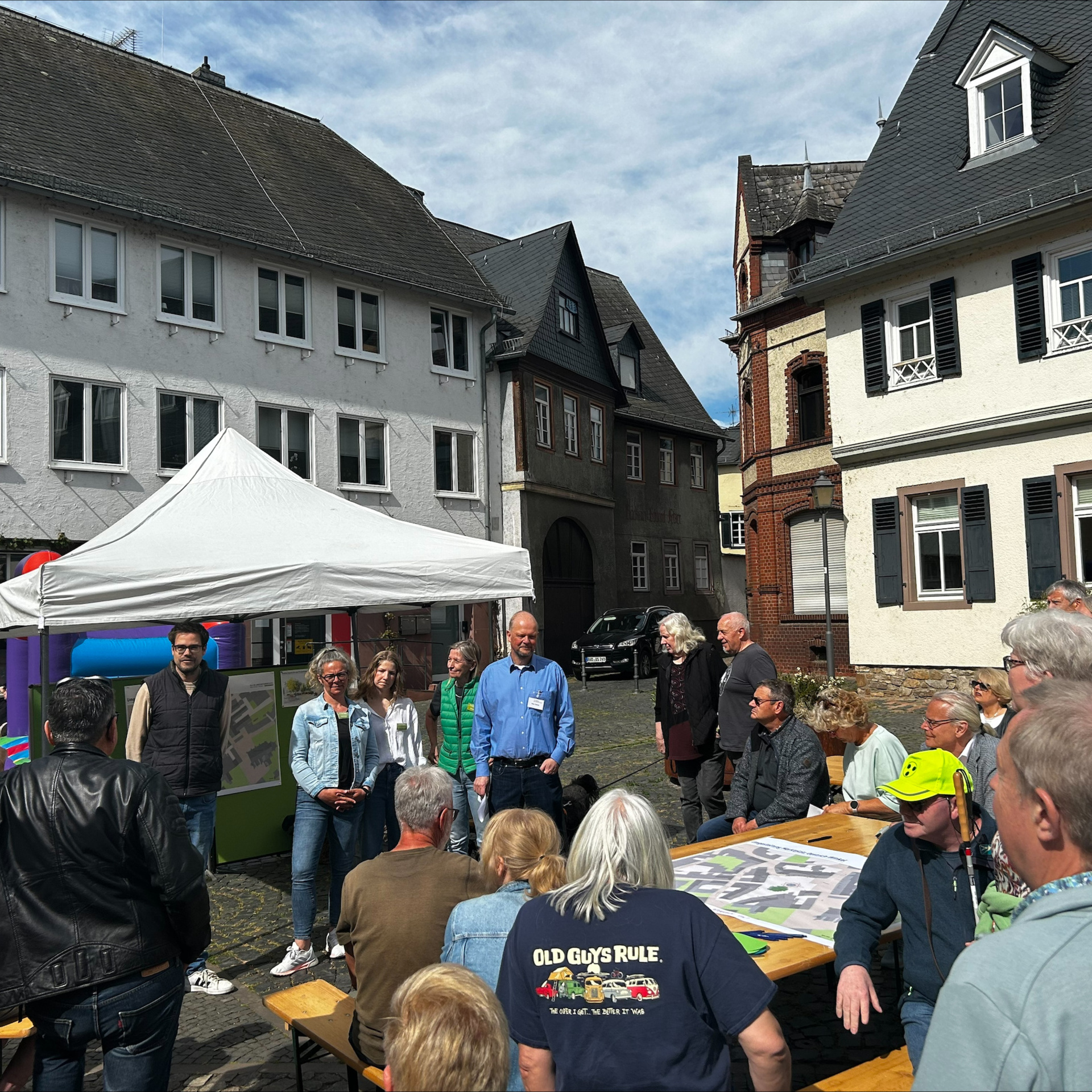 Gruppe von Menschen auf dem Marktplatz von Oestrich in der Stadt Oestrich-Winkel im Rheingau tauschen sich aus. 