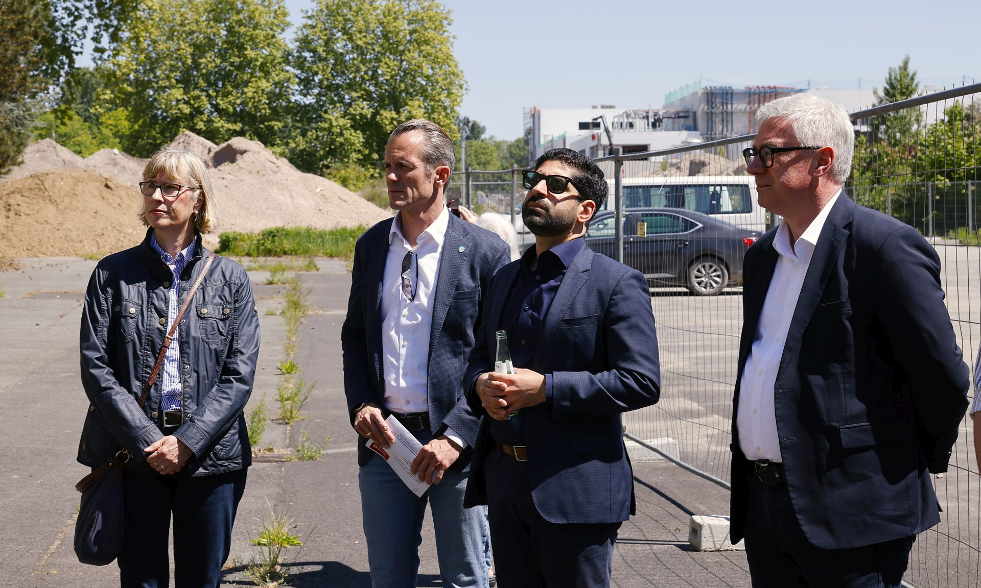 Hessens Wirtschaftsminister Kaweh Mansoori (3.v.li.), Offenbachs Oberbürgermeister Felix Schwenke (2.v.li.) sowie NHW-Geschäftsführerin Monika Fontaine-Kretschmer und Markus Eichberger (NHW, Leiter Unternehmensbereich Stadtentwicklung) besichtigen den Innovationscampus Offenbach.