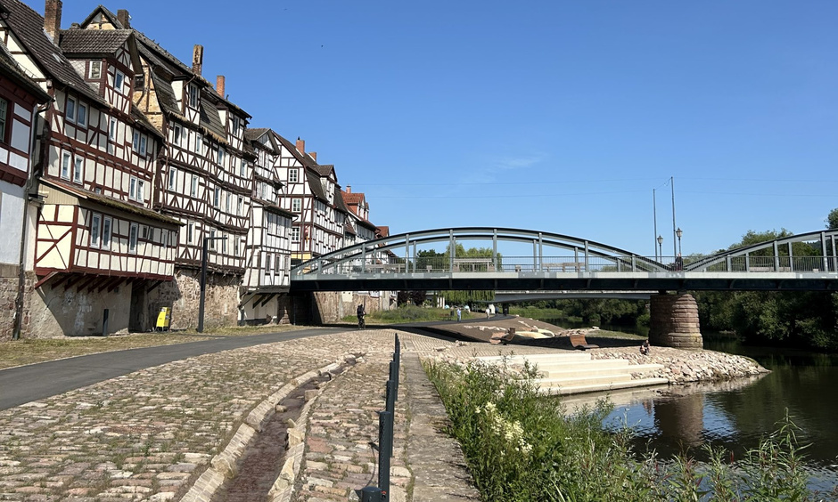 Das neugestaltete Ufer in Rotenburg an der Fulda, Blickrichtung Westen