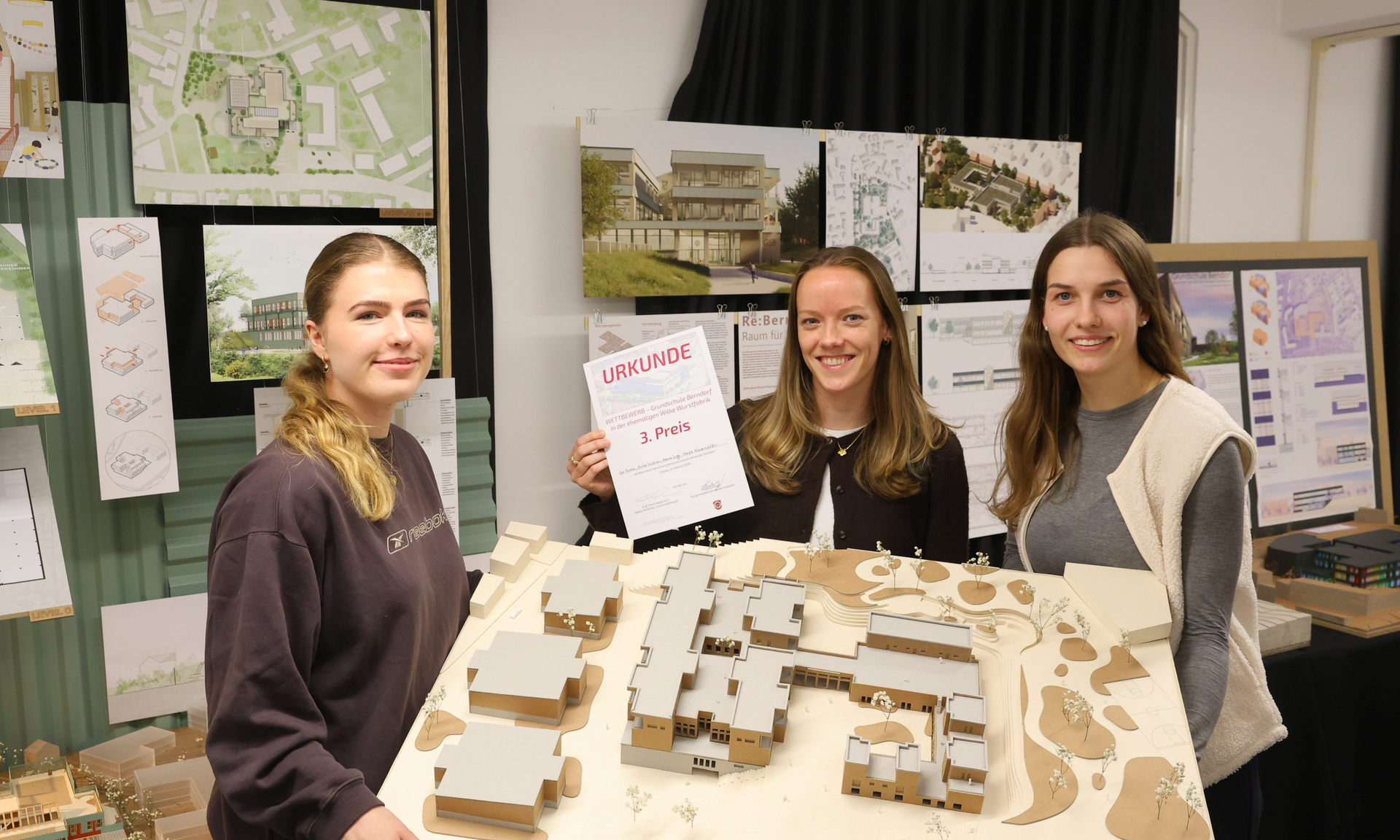 Zoe Breder, Anika Kirchner, Hanna Lugg und Harpa Rúnasdóttir mit Urkunde und einem Modell ihres Entwurfs