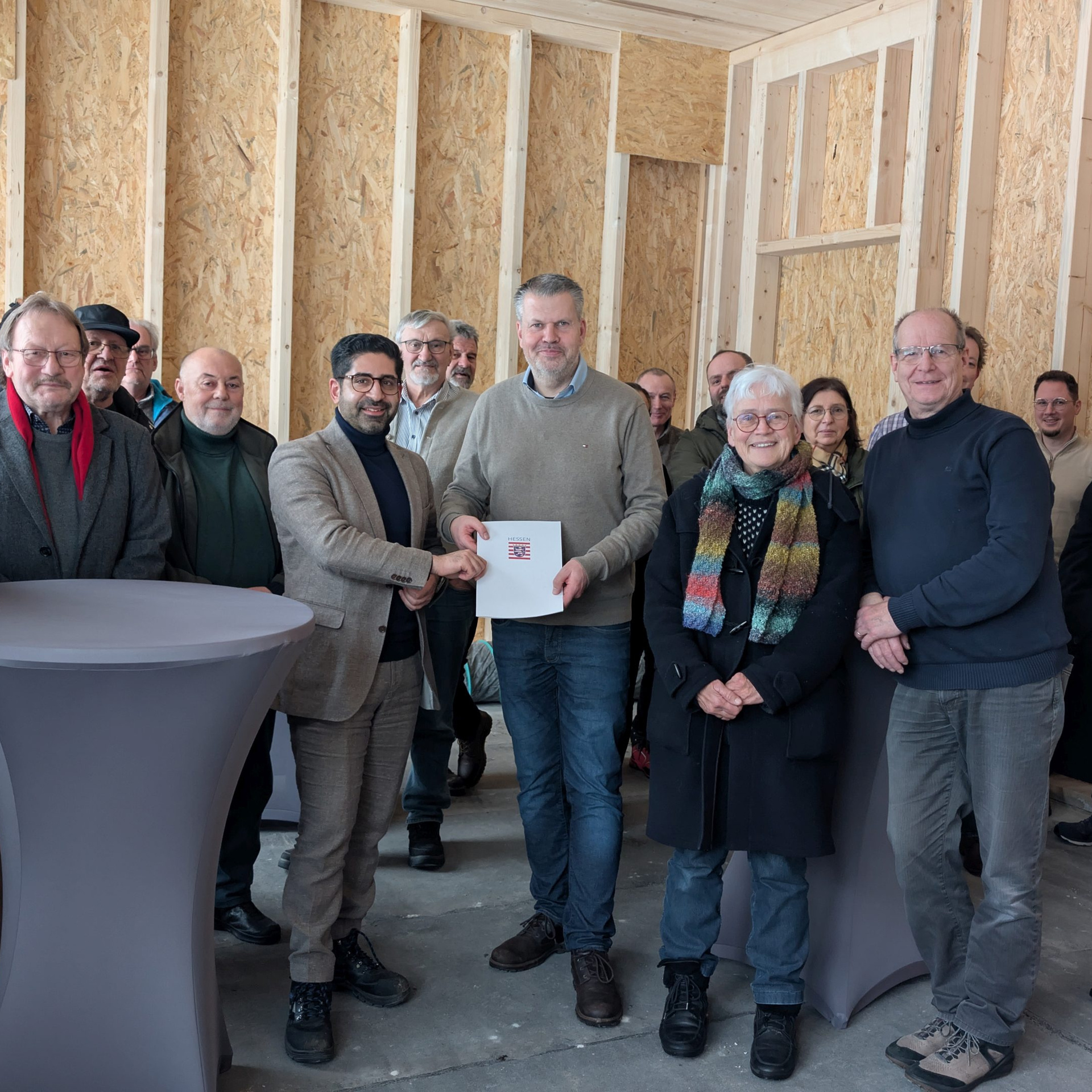 Fördermittelbescheidübergabe für das Familien- und Quartierszentrum in Bebra durch Wirtschaftsminister Kaweh Mansoori an Bürgermeister Stefan Knoche. 