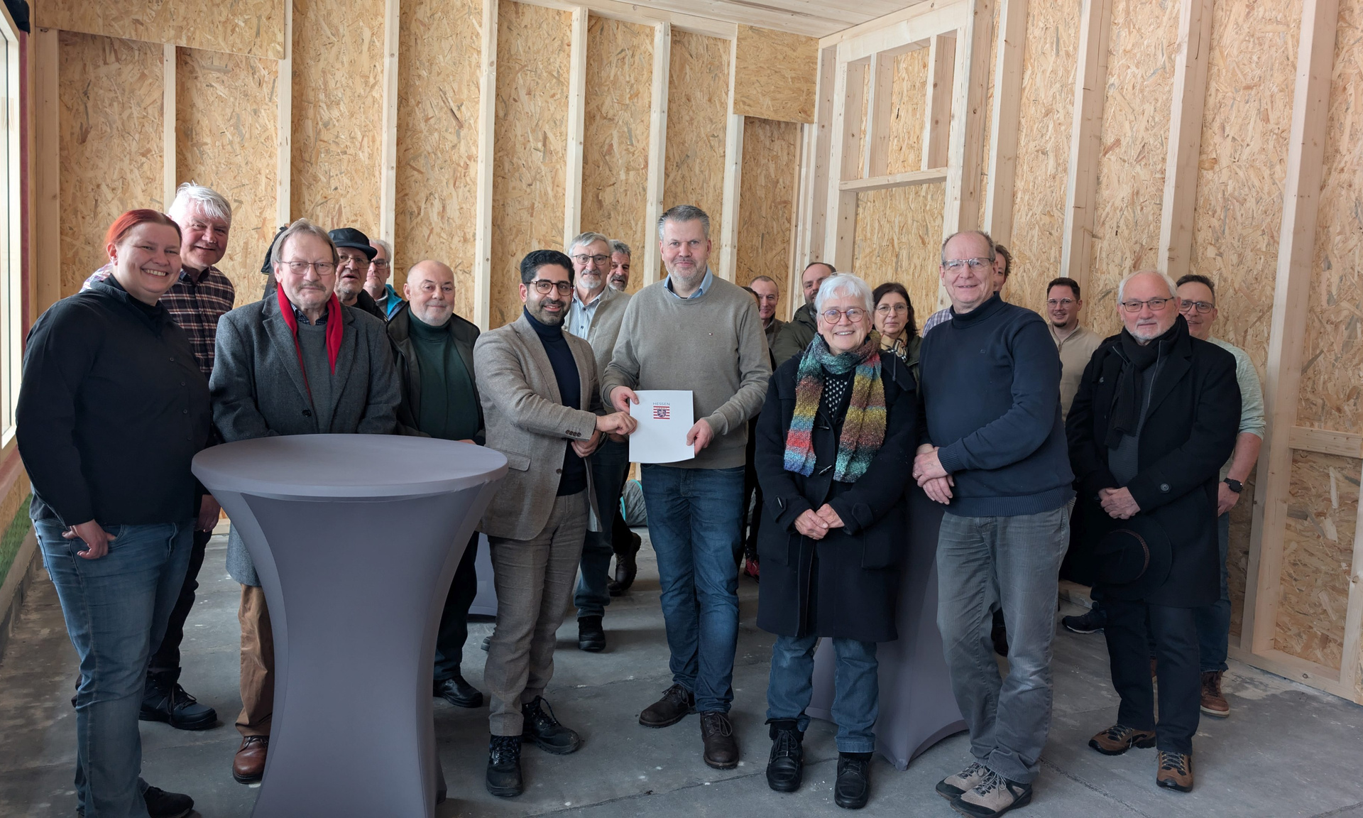 Fördermittelbescheidübergabe für das Familien- und Quartierszentrum in Bebra durch Wirtschaftsminister Kaweh Mansoori an Bürgermeister Stefan Knoche. 