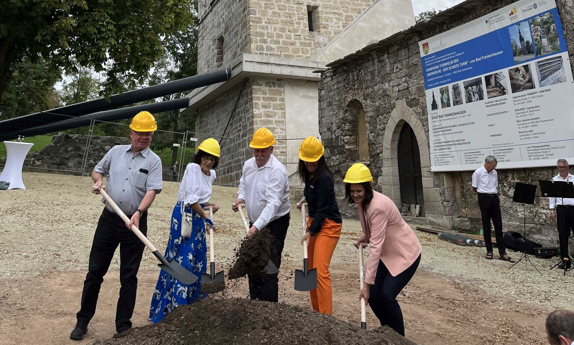 Spatenstich vor dem schiefen Turm mit u.a. dem stellvertretenden Bürgermeister Andreas Räuber und Katja Rudolph (2. v. re.), Tourismus-Chefin von Bad Frankenhausen.