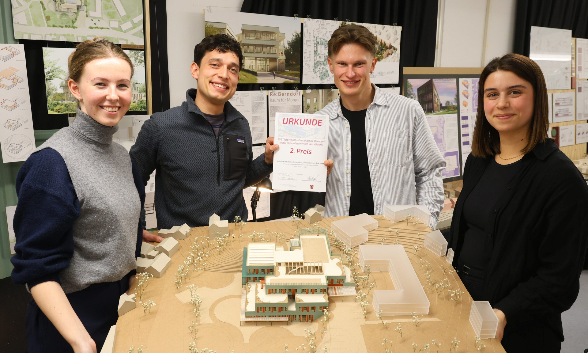 Platz 2: Octavio Garcés Sturm, Janina Müller, Alina Rosenkranz und Julius Wadsack mit Urkunde und einem Modell ihres Wettbewerbsbeitrags