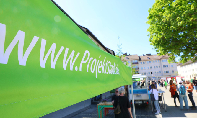 Banner der ProjektStadt, weiße Schrift auf grünem Grund