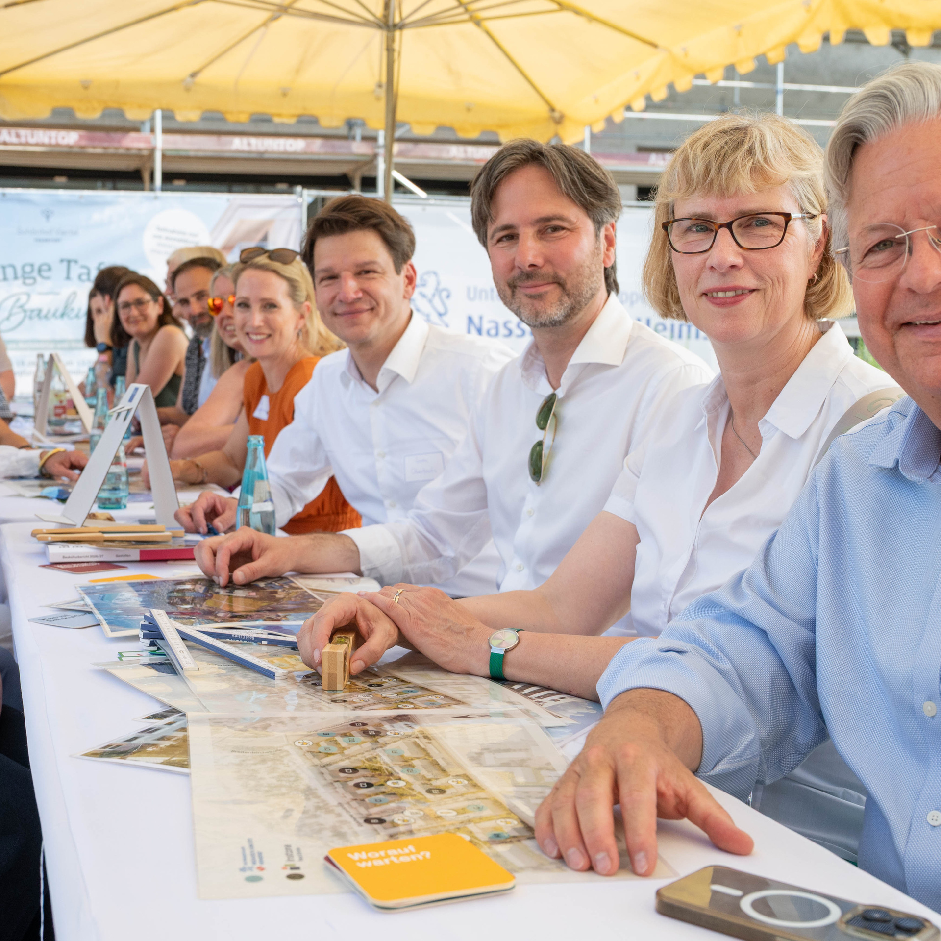 (v.r.) NHW-Geschäftsführer Dr. Constantin Westphal, NHW-Geschäftsführerin Monika Fontaine-Kretschmer, Stadtplanungsdezernent Prof. Marcus Gwechenberger und Niederlassungsleiter Instone Sascha Querbach, nutzen die Lange Tafel zum Austausch. Foto: NHW/Strohfeldt