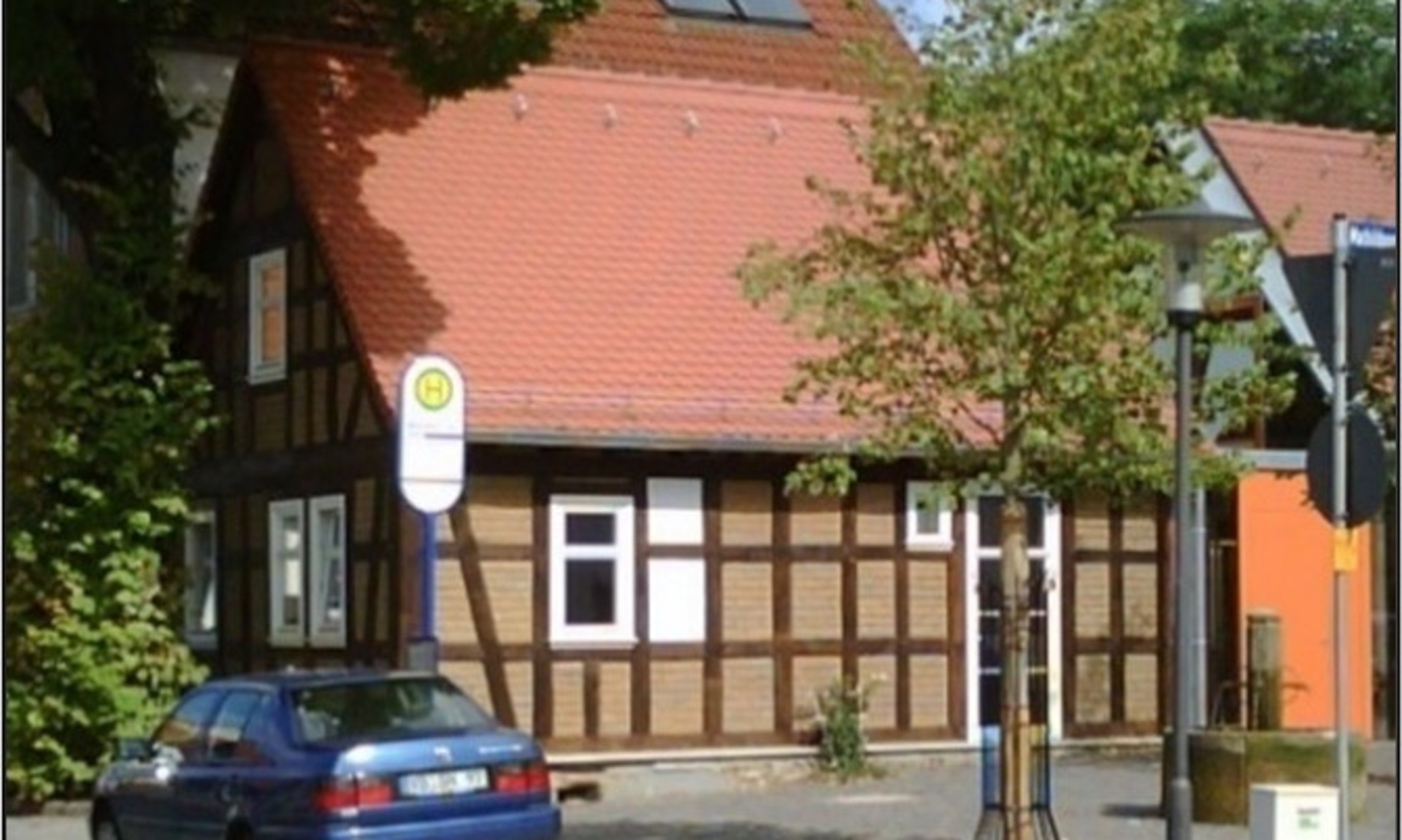 Das selbe Haus strahlt in neuem Glanz mit neuem Dach und neuer Fassade.