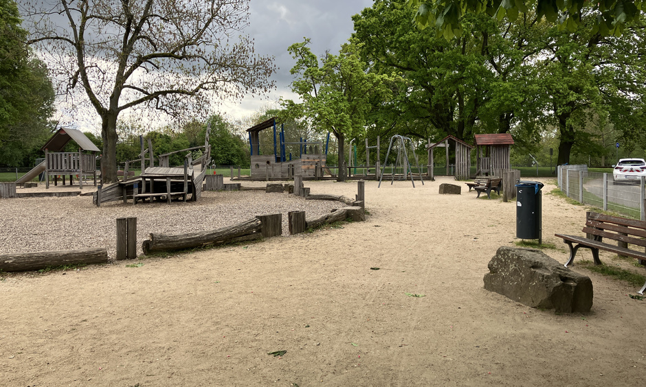 Der fertige Spielplatz mit Sand und vielen Kletter- und Spielmöglichkeiten.