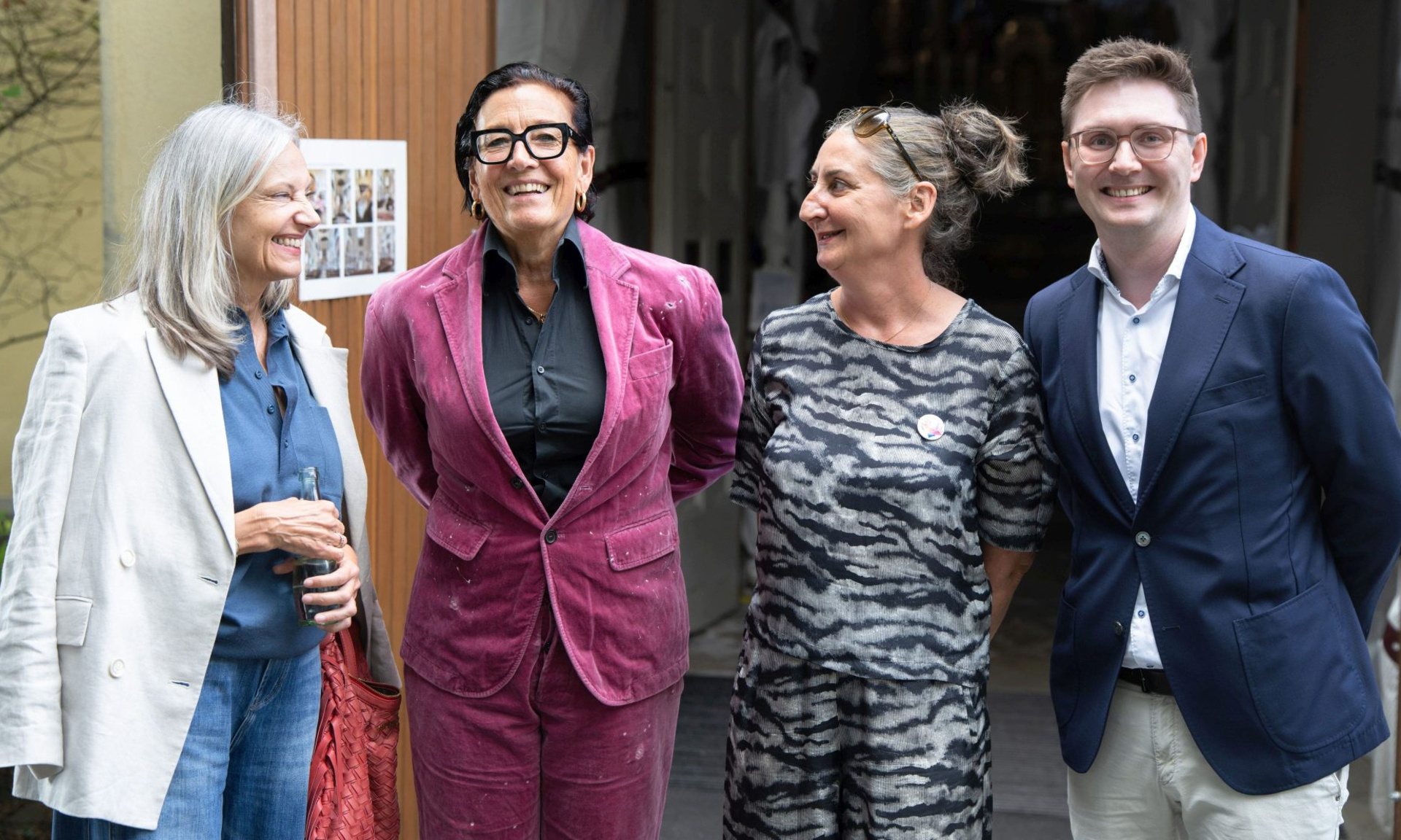 Nutzen die Gelegenheit zum Netzwerken: (v.li.) Prof. Christiane Riedel (Direktorin Crespo Foundation), Marion Schmitz-Stadtfeld (ProjektStadt, Leiterin Integrierte Stadtentwicklung), Alexa von Wedel (Projektleiterin ProjektStadt) und Andrej Müller (Hessisches Ministerium für Wirtschaft, Energie, Verkehr, Wohnen und ländlichen Raum).