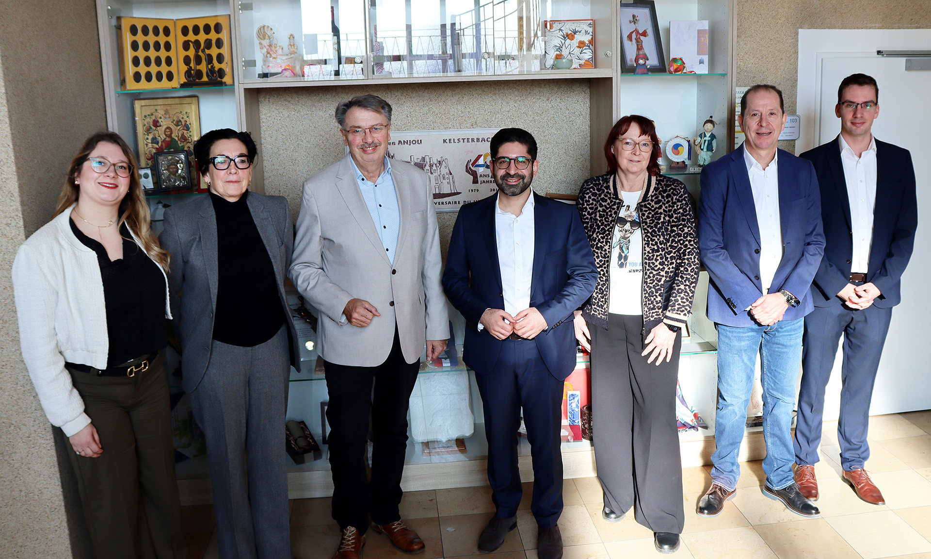 Nahm wertvolle Erkenntnisse mit: Hessens Energieminister Kaweh Mansoori (Mi.) mit (u.a.) Kelsterbachs Bürgermeister Manfred Ockel (3. v. li.), Marion Schmitz-Stadtfeld (2. v li., Leiterin ProjektStadt | Integrierte Stadtentwicklung) und Malaika Rahm (li., Projektleiterin ProjektStadt | Integrierte Stadtentwicklung). Foto: Stadt Kelsterbach / Sebastian Betzold