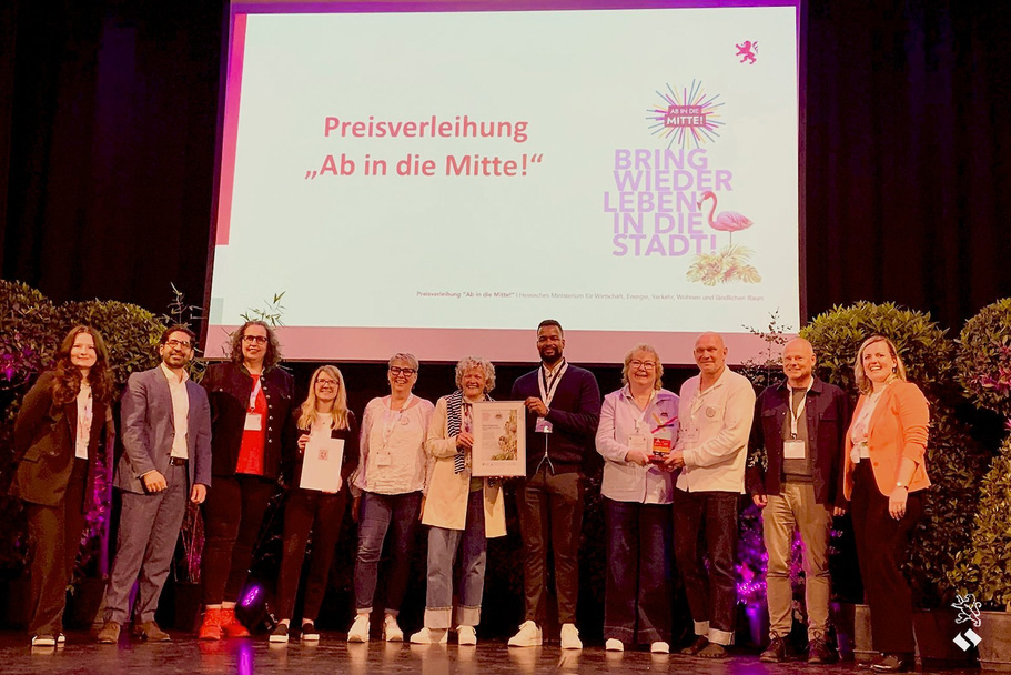 "Märchenhaftes gemeinsam erleben“ – Hofgeismar gewinnt beim Landeswettbewerb „Ab in die Mitte!“. Bei der Preisverleihung waren von der ProjektStadt auch Projektleiter Marvin Coker (5.v.re.) und Ulrich Türk (2.v.li., Leiter Stadtentwicklung Hessen Nord) dabei. Foto: Thomas Kranz