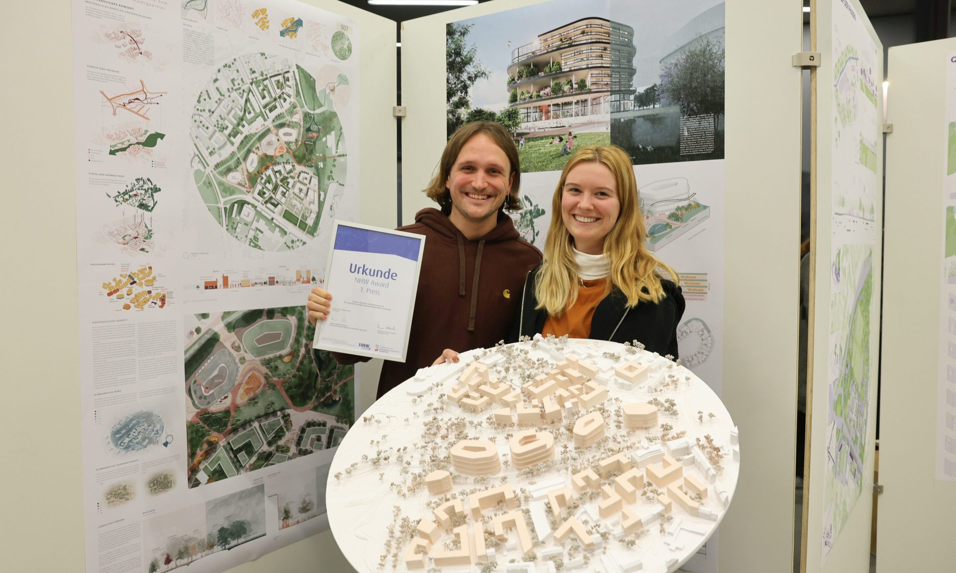 Celina Ebbert und Paul Fleckenstein überzeugten die Jury mit ihrem Projekt OSTKAS. Im Vordergrund ihr Modell, im Hintergrund ausgearbeitet auf einer Plakatwand.
