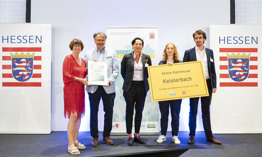 Pressefoto 1 Klimainsel Kelsterbach (v.li.) Hessens Umweltministerin Hessen Priska Hinz, Kelsterbachs Bürgermeister Manfred Ockel, Marion Schmitz-Stadtfeld (Fachbereichsleiterin ProjektStadt), Katharina Müller (Projekteiterin ProjektStadt) und Maximilian Barth (Klimaschutzmanager Stadt Kelsterbach).