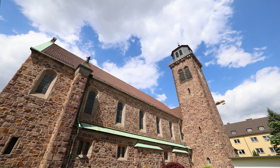Blick von außen auf die Kirche St. Kunigundis in Kassel-Bettenhausen