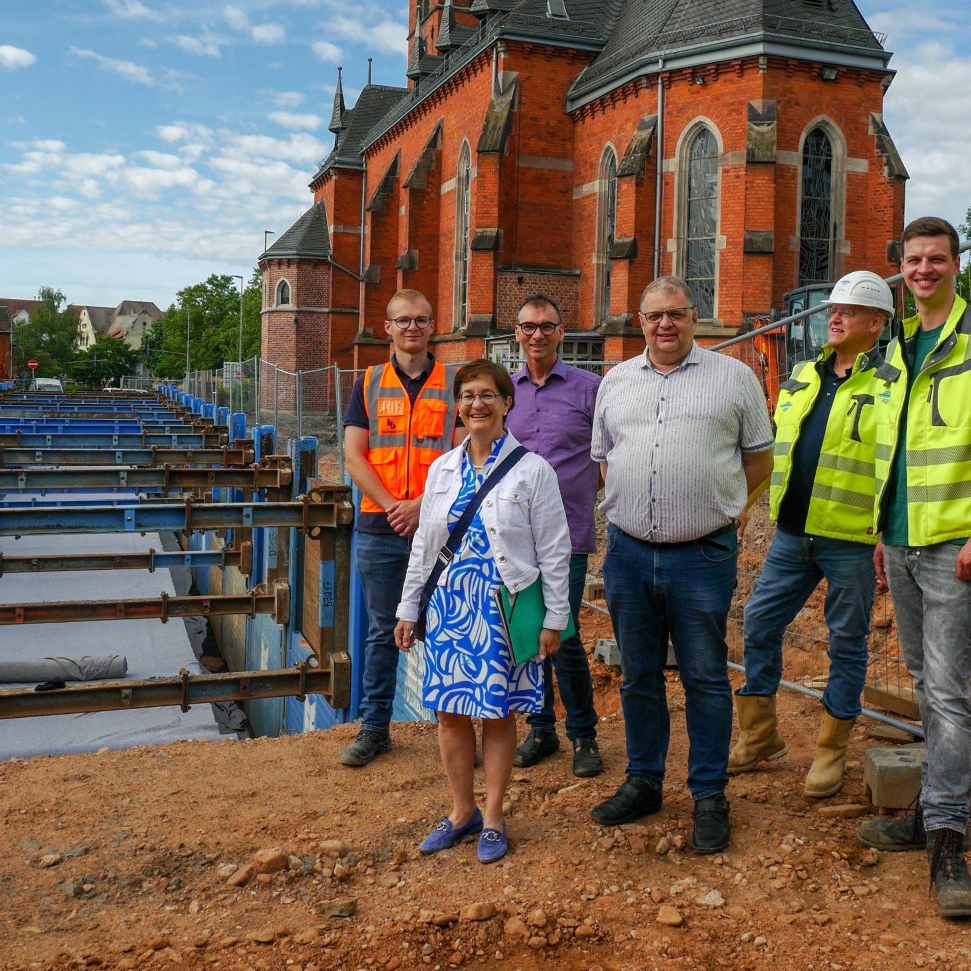 Einen Überblick über den aktuellen Stand der Bauarbeiten an der entstehenden Rigole haben sich (von links) Mirco Hofmann (Bickhardt Bau), Bürgermeisterin Anke Hofmann, Jörg Albin (ProjektStadt), Johannes van Horrick (Stadt Bad Hersfeld), Joachim Oster (agc) und Leon Daum (agc) verschafft.