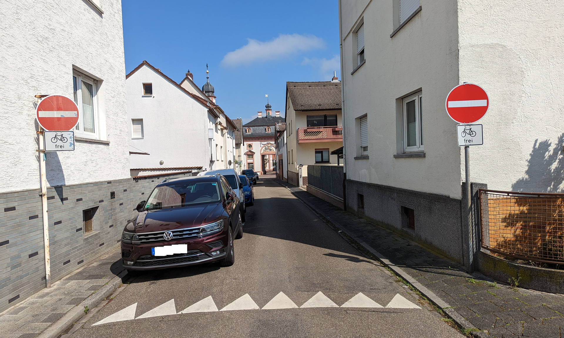 Autos in Straße von Häusern umgeben