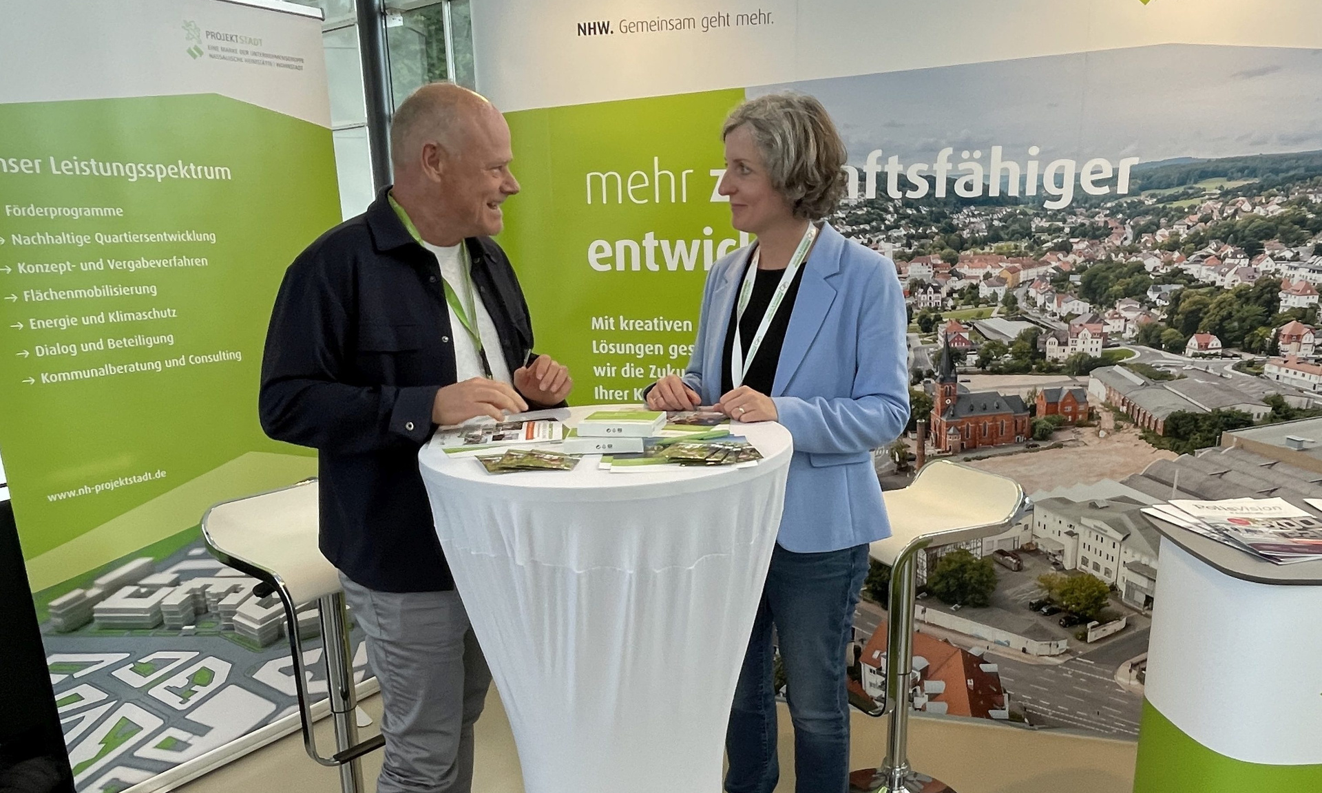 Ulrich Türk, Leiter der Stadtentwicklung Nord bei der ProjektStadt, im Gespräch mit Kassels Stadtklimarätin Simone Fedderke.