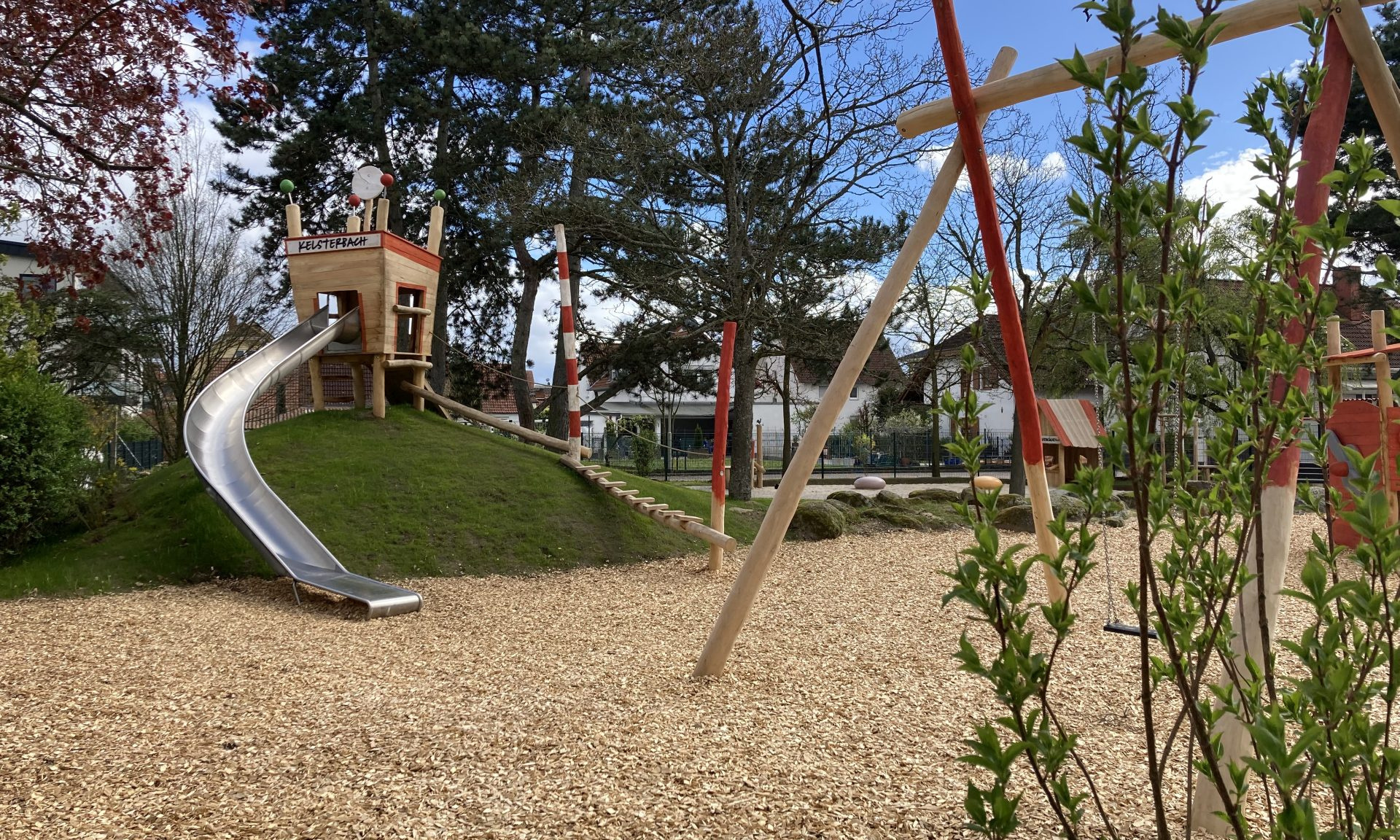 Spielplatz mit Rutsche und Schaukel