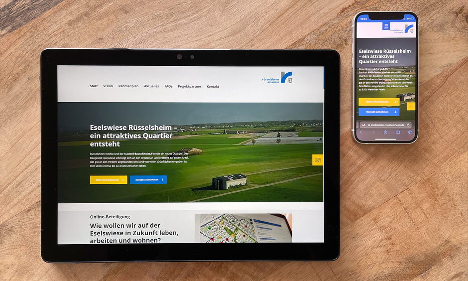 Stadtumbauprojekte im Internet präsentieren Internetseite eines Stadtentwicklungsprojekts auf Tablet und Handy