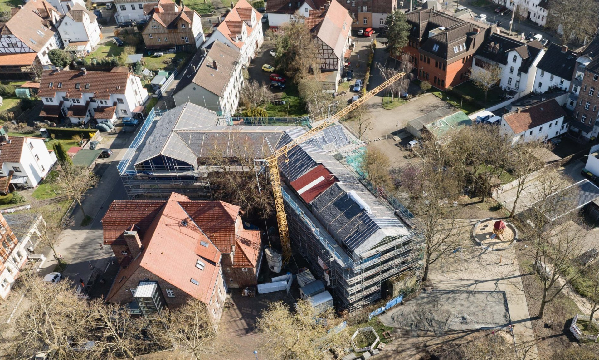 Blick von oben auf die Baustelle des denkmalgeschützten Hochbunker Agathof aus dem Zweiten Weltkrieg in Kassel