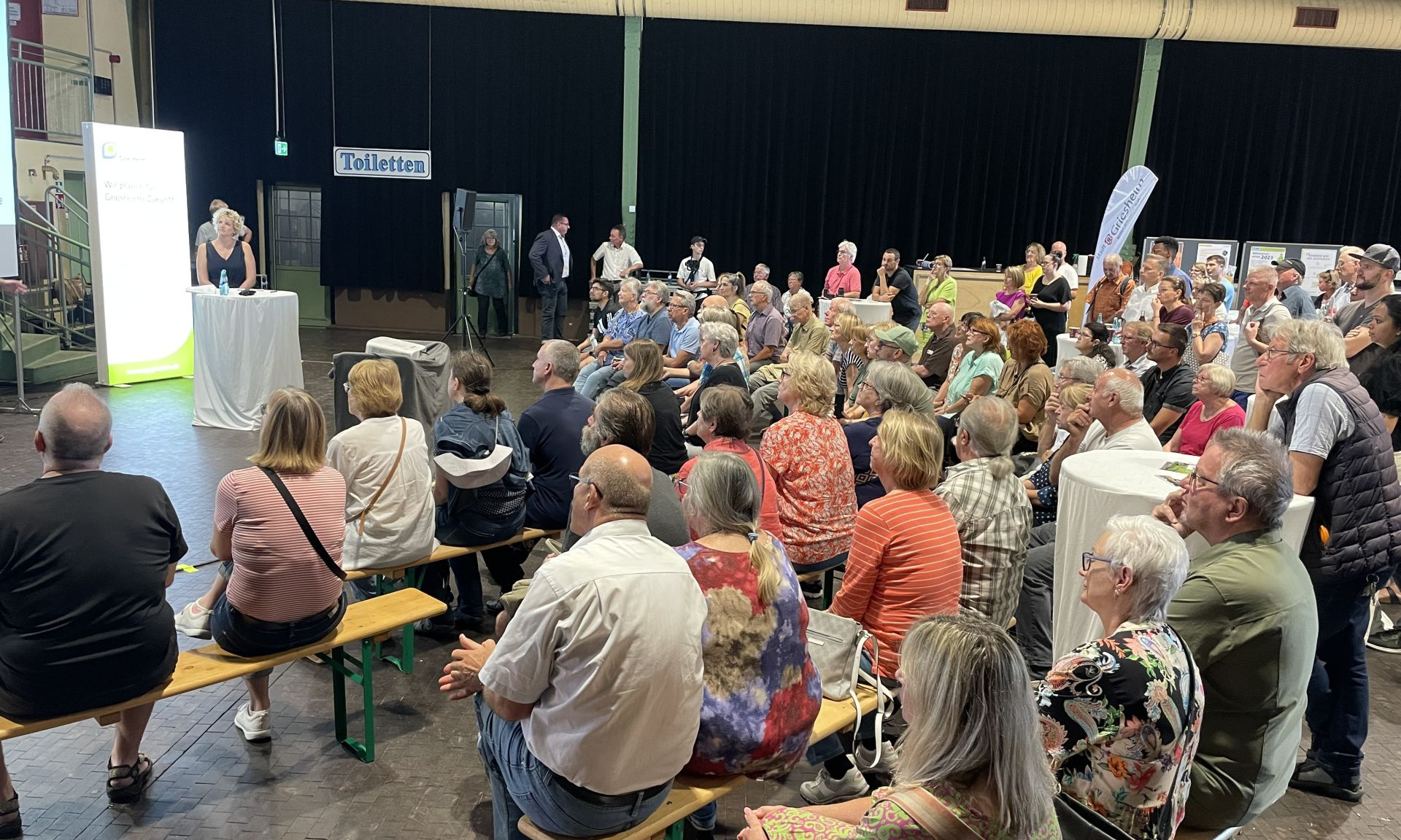 Großes Interesse am „Griesheimer Anger“: Rund 200 interessierte Bürger:innen informierten sich in der Wagenhalle über das Projekt.