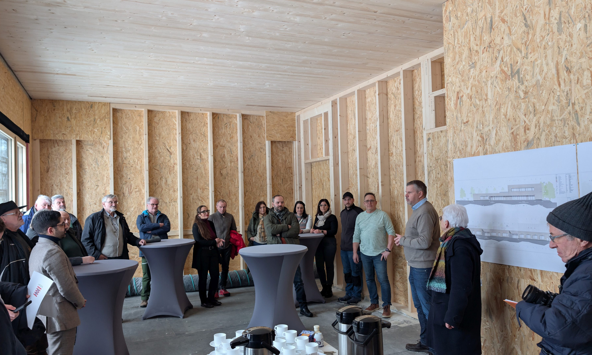 Bürgermeister Stefan Knoche begrüßt Wirtschaftsminister Kaweh Mansoori beim Festakt auf der Baustelle, bei dem auch Vertreterinnen und Vertreter der Stadtverordnetenversammlung und der ProjektStadt eingeladen waren.