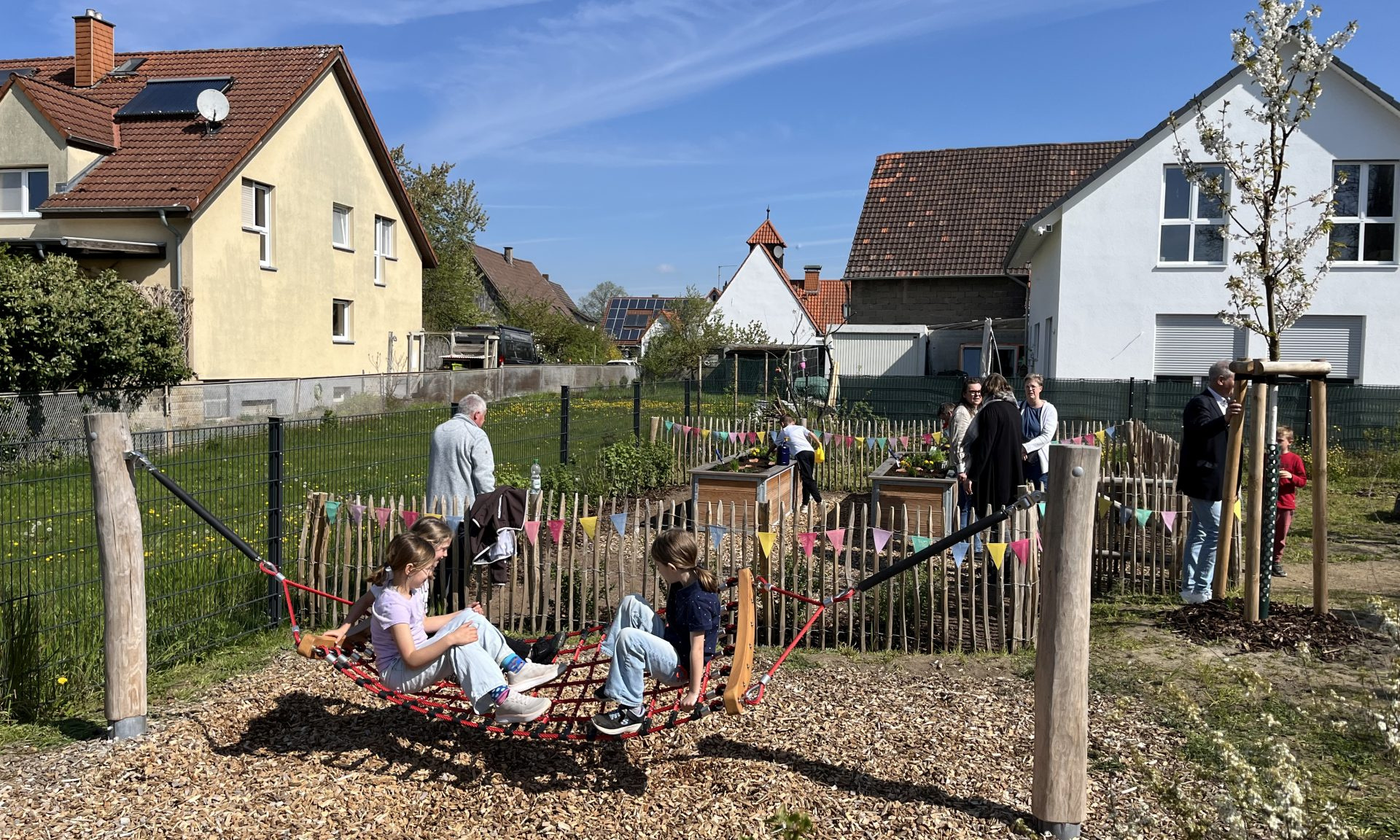 Das grün-blaue Klassenzimmer bietet mit steinernen Sitzreihen, unterschiedlichen Aufenthaltsbereichen, Hängematte, Relax-Bank, einem Lebensturm für Insekten und dem Schulgartenbereich ideale Voraussetzungen für Unterricht und Projekte im Freien. 