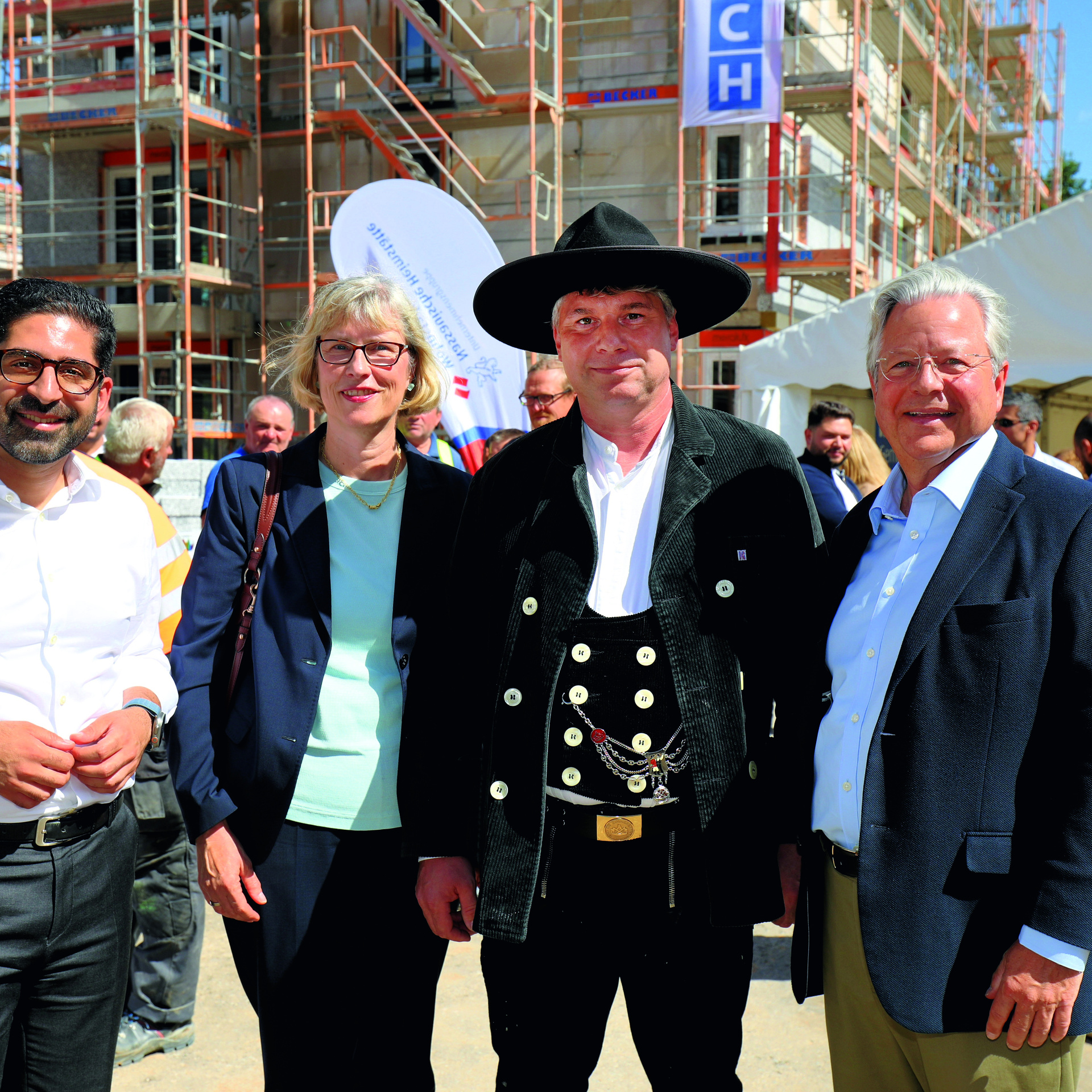 (v.l.): Staatsminister Kaweh Mansoori, NHW-Geschäftsführerin Monika Fontaine-Kretschmer, Zimmermann Mark Schürlein und NHW-Geschäftsführer Dr. Constantin Westphal freuten sich, gemeinsam Richtfest für den Riedbogen zu feiern. Foto: NHW/Rohnke