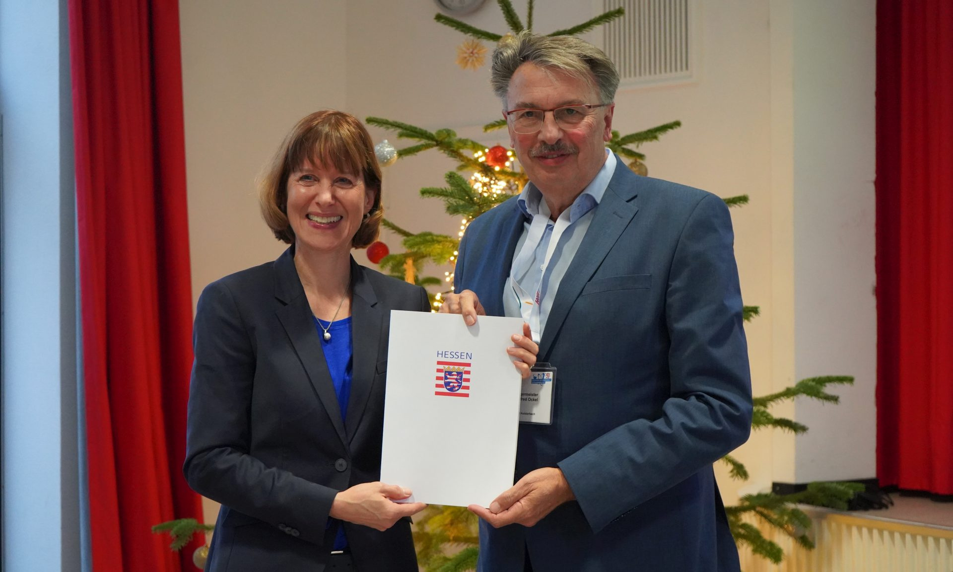 Sozialministerin Heike Hofmann übergibt den Förderbescheid an Manfred Ockel, Bürgermeister von Kelsterbach. 