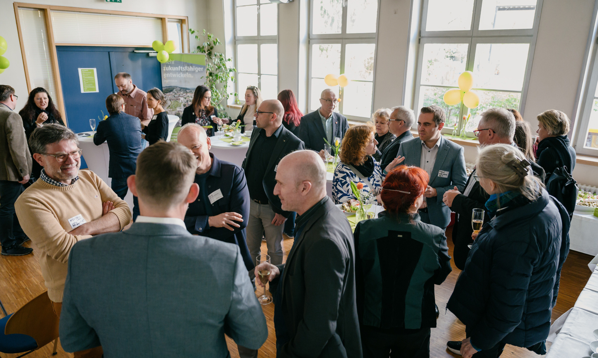 Eine Gruppe von Menschen beim Netzwerken bei der Feier zu 35 Jahre ProjektStadt in Thüringen