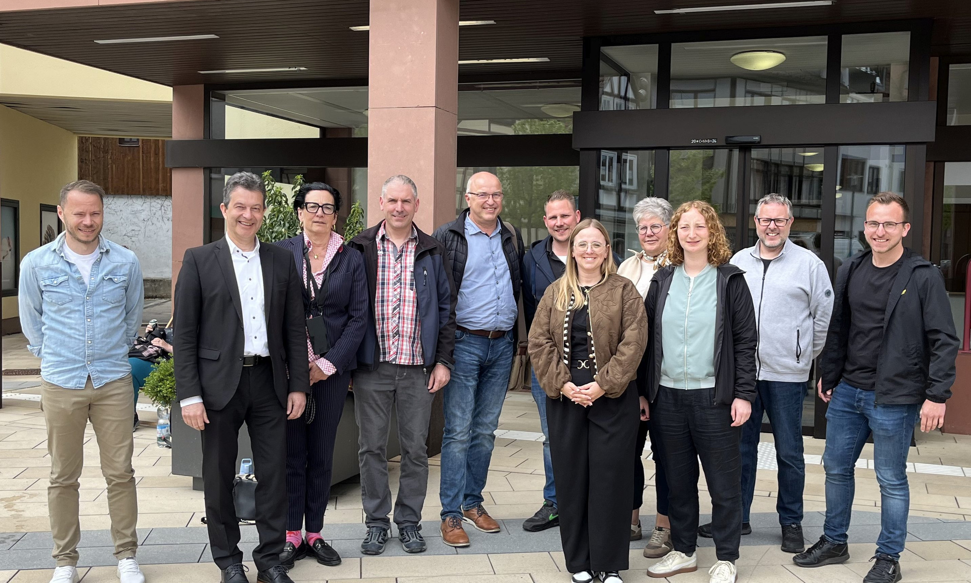 Gruppenfoto mit elf Menschen in Schlüchtern