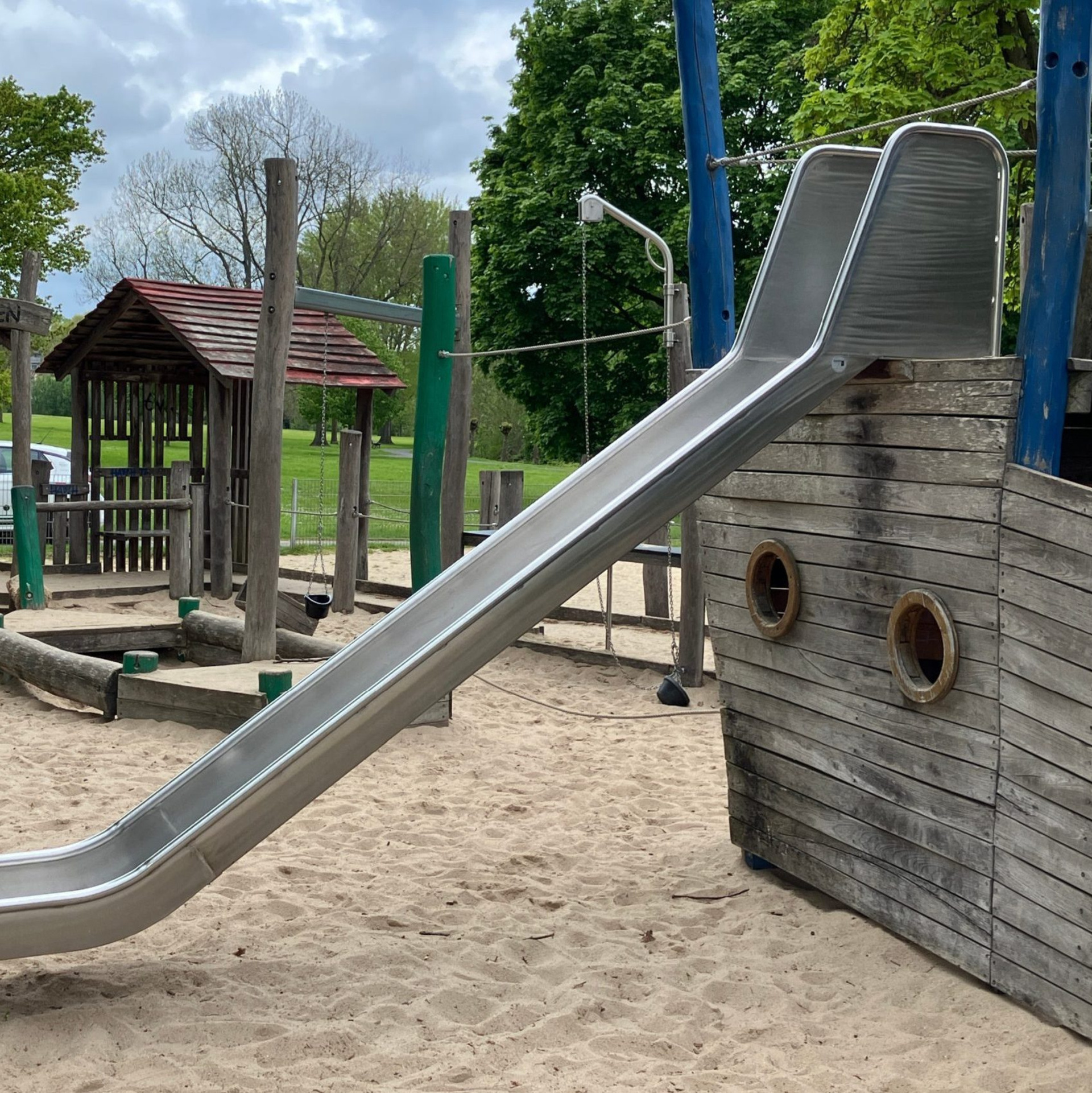 Spielplatz, im Vordergrund eine Rutsche