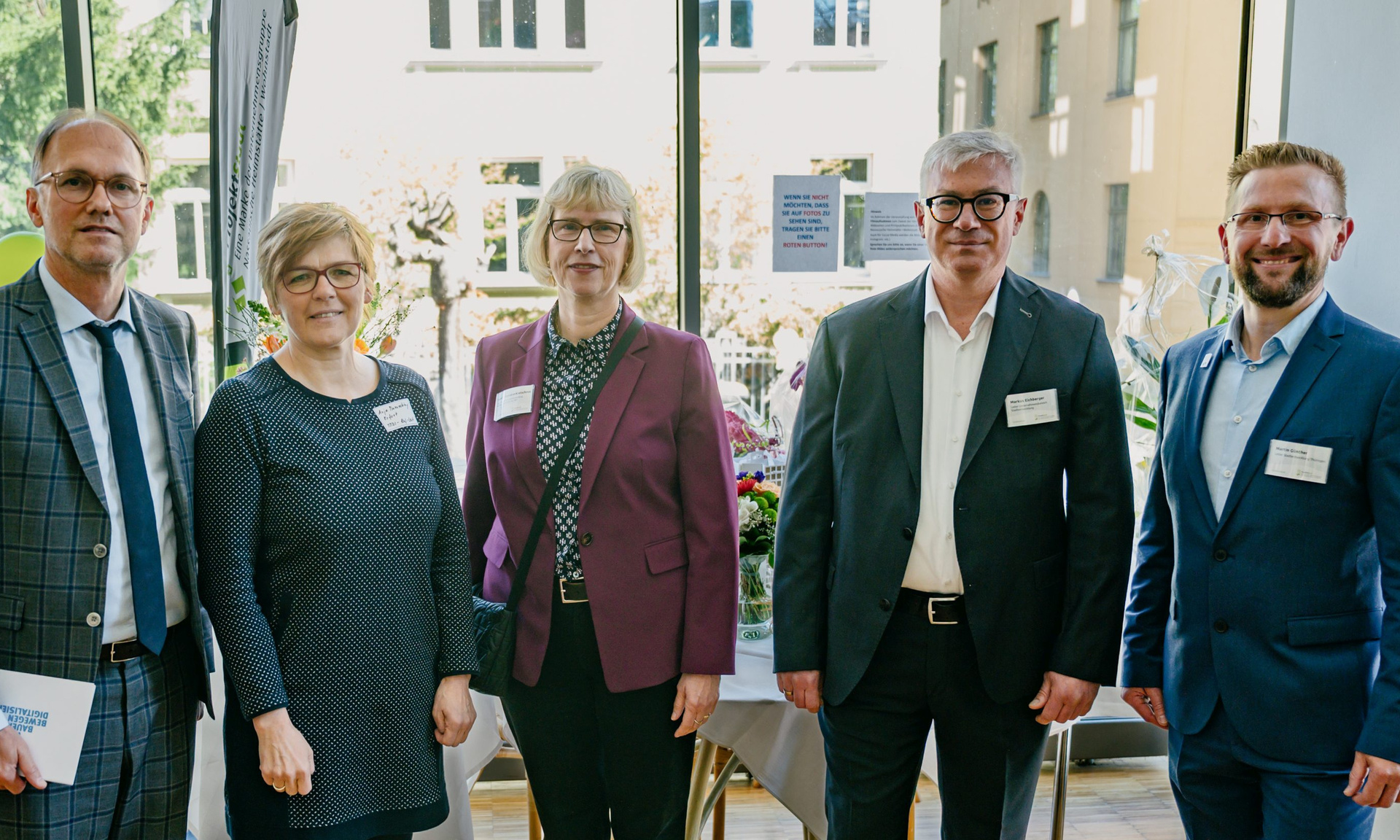 (v. li.) Dr. Tobias J. Knoblich, Staatssekretär im Thüringer Ministerium für Digitales und Infrastruktur, Anja Maruschky, Referatsleiterin für Städtebauförderung, Quartiersentwicklung und Schulbauförderung im Thüringer Ministerium für Infrastruktur und Landwirtschaft sowie von der NHW Geschäftsführerin Monika Fontaine-Kretschmer, Markus Eichberger, Leiter Unternehmensbereich Stadtentwicklung, und Martin Günther, Leiter Fachbereich Stadtentwicklung Thüringen.