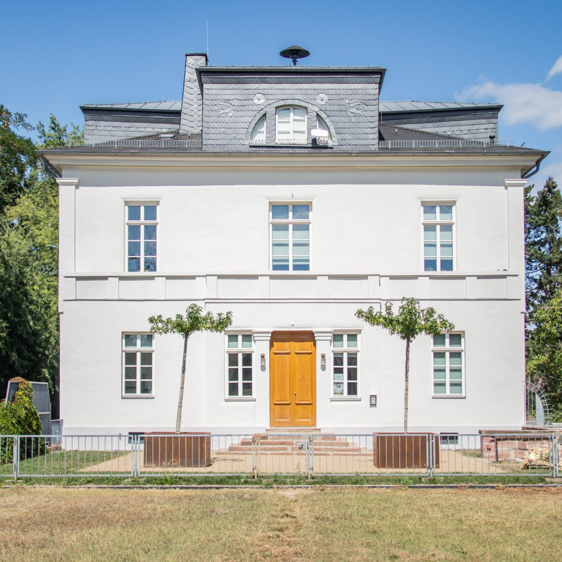 Blick auf das modernisierte Kelsterbacher Schloss