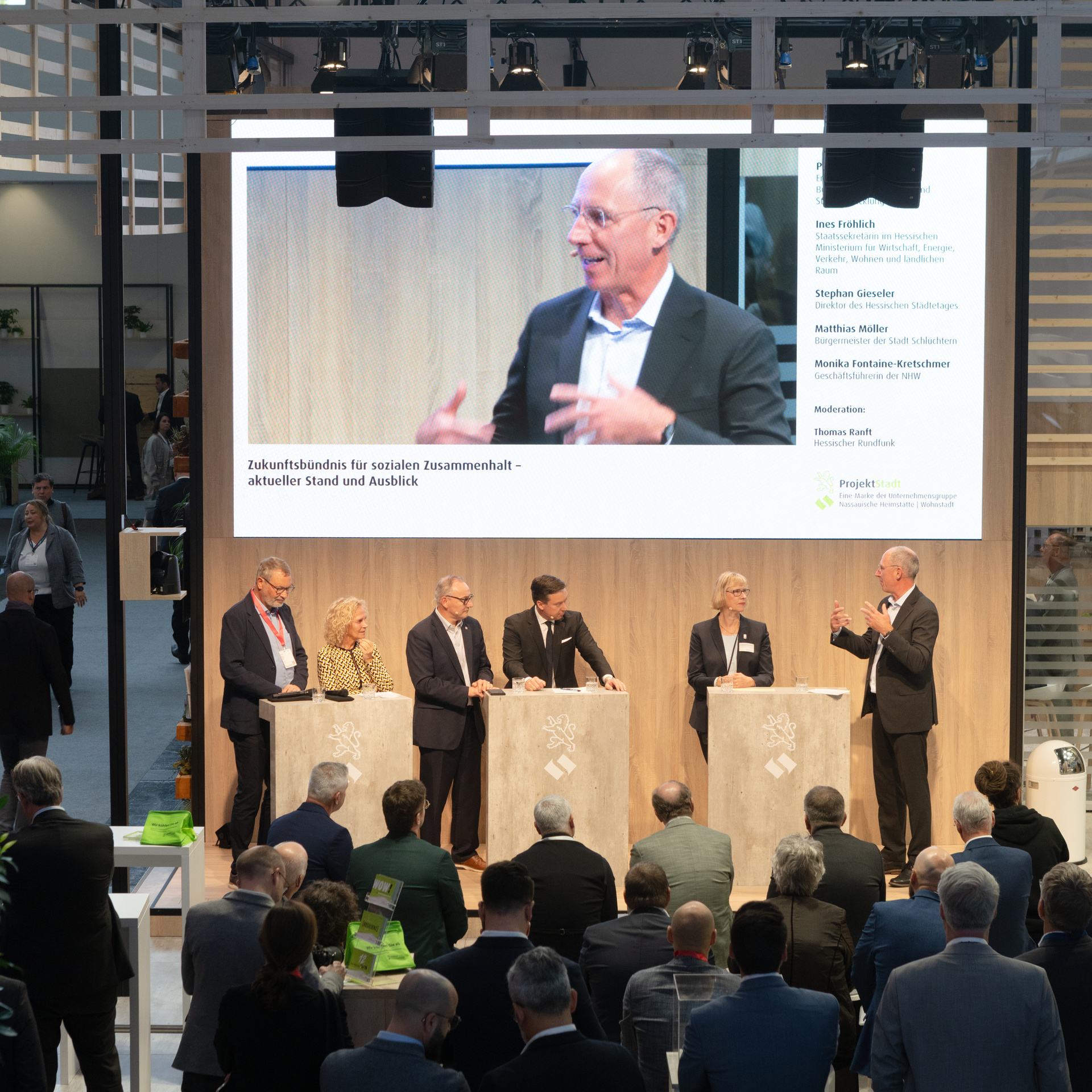 Messestand der NHW auf der EXPO REAL, Fachgespräch mit Moderator Thomas Ranft vom Hessischen Rundfunk