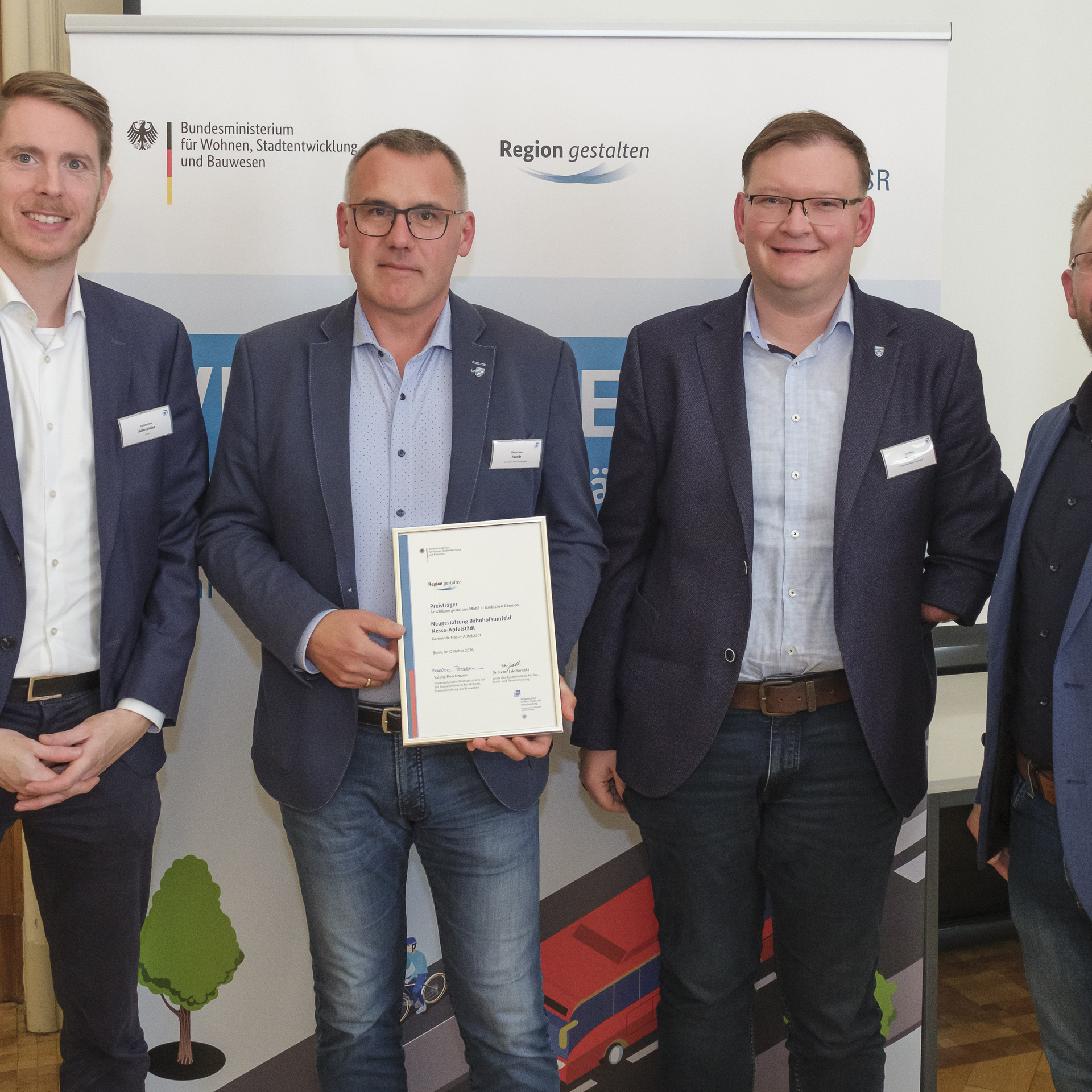 Preisverleihung mit (v.li.) Johannes Schneider, Projektleiter PG Kompetenzzentrum für Ländliche Mobilität (KoLMo), Christian Jacob, Bürgermeister Nesse-Apfelstädt, Steffen Trapp, Leiter Haupt- und Finanzverwaltung Nesse-Apfelstädt, und  Martin Günther, Fachbereichsleiter ProjektStadt Thüringen.