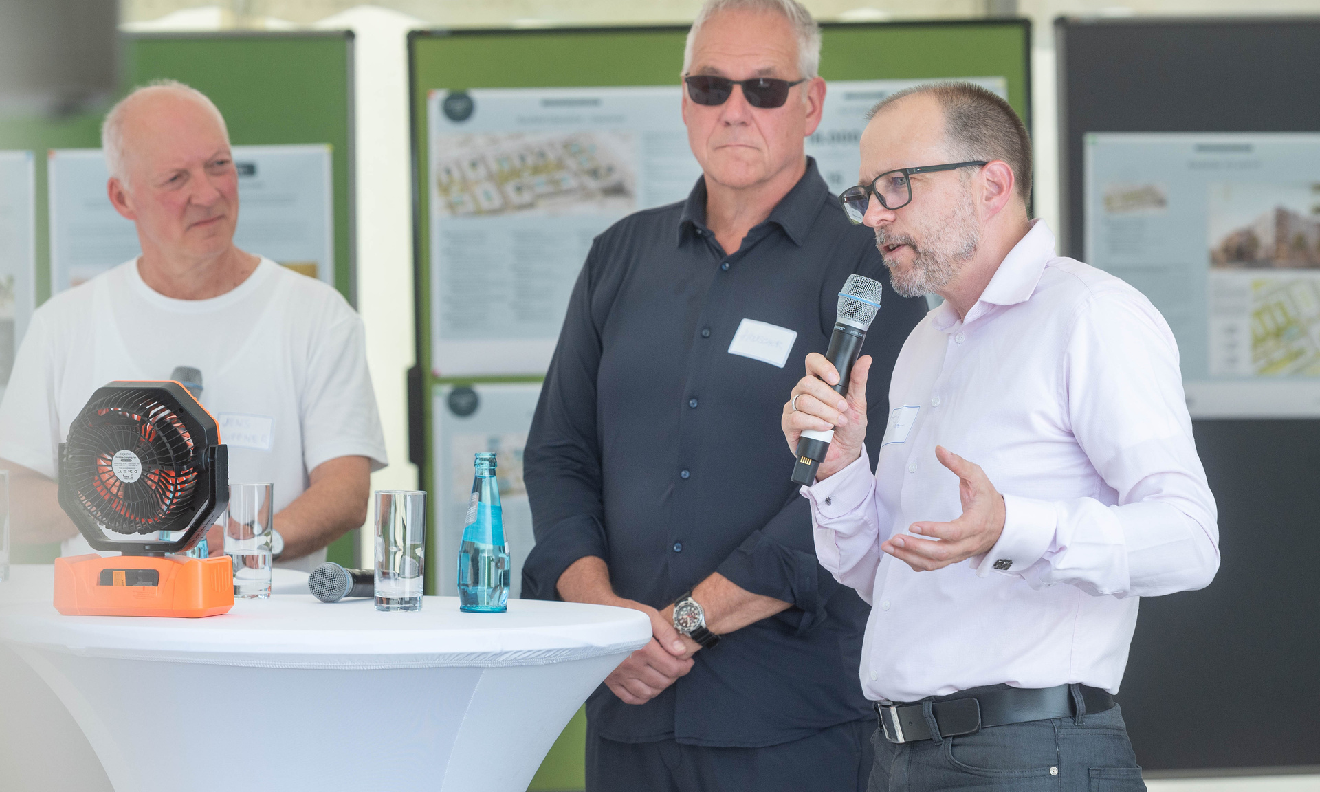 Diskutierten über Baukultur bei der Entwicklung bezahlbarer und zugleich qualitätsvoller Stadtquartiere. (v.li.) NHW-Pressesprecher Jens Duffner, Leiter Stadtplanungsamt Frankfurt, Martin Hunscher und NHW-Unternehmensbereichsleiter Neubau Helge Bitzer. Foto: NHW/Strohfeldt