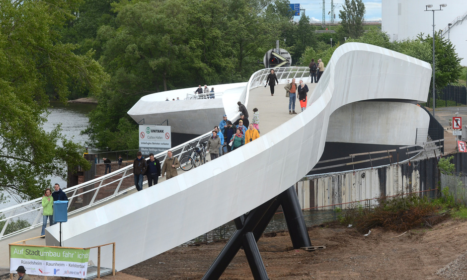 Aufstieg der Ölhafenbrücke mit Fußgängern.