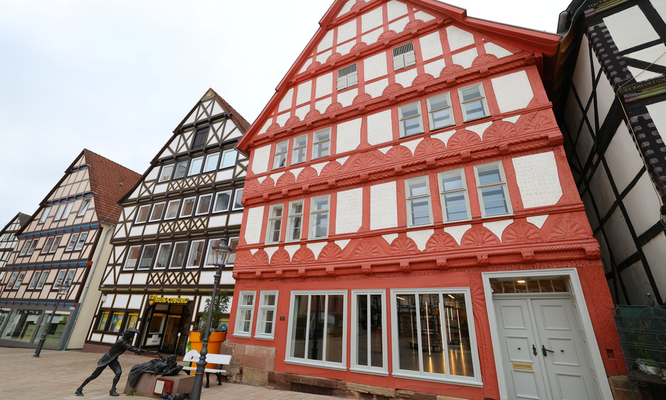 Blick auf ein schön hergerichtetes Fachwerkensemble