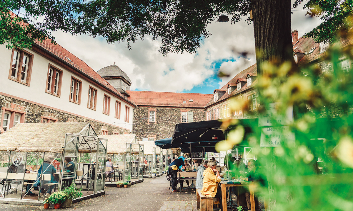Neue Wege beschreiten Der Hanauer Pop-up-Gedanke erreicht auch die Gastronomie – der bisher als Parkplatz genutzte Fronhof in der Altstadt wandelte sich zur „Wirtschaft im Hof“. Foto: Stadt Hanau