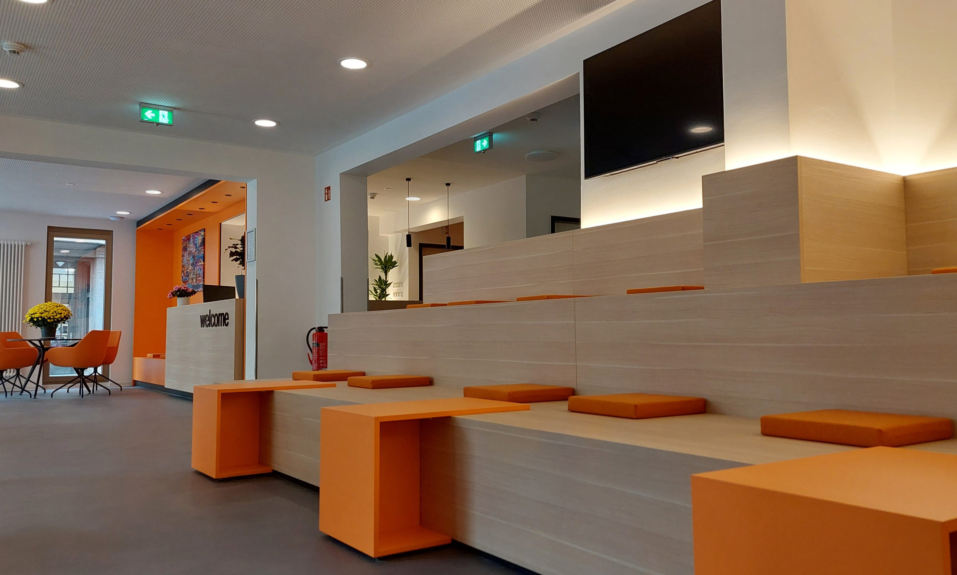 Blick in den orange gehaltenen Empfangsbereich der DJH Gotha