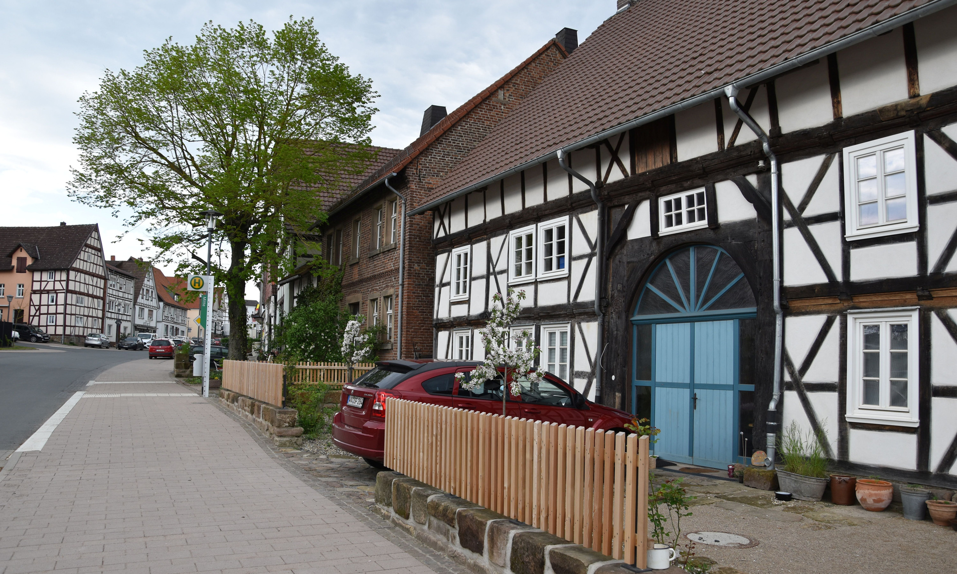 Neu gestaltete Landstraße und Bürgersteig in Diemelstadt-Rhoden mit Fachwerkhäusern