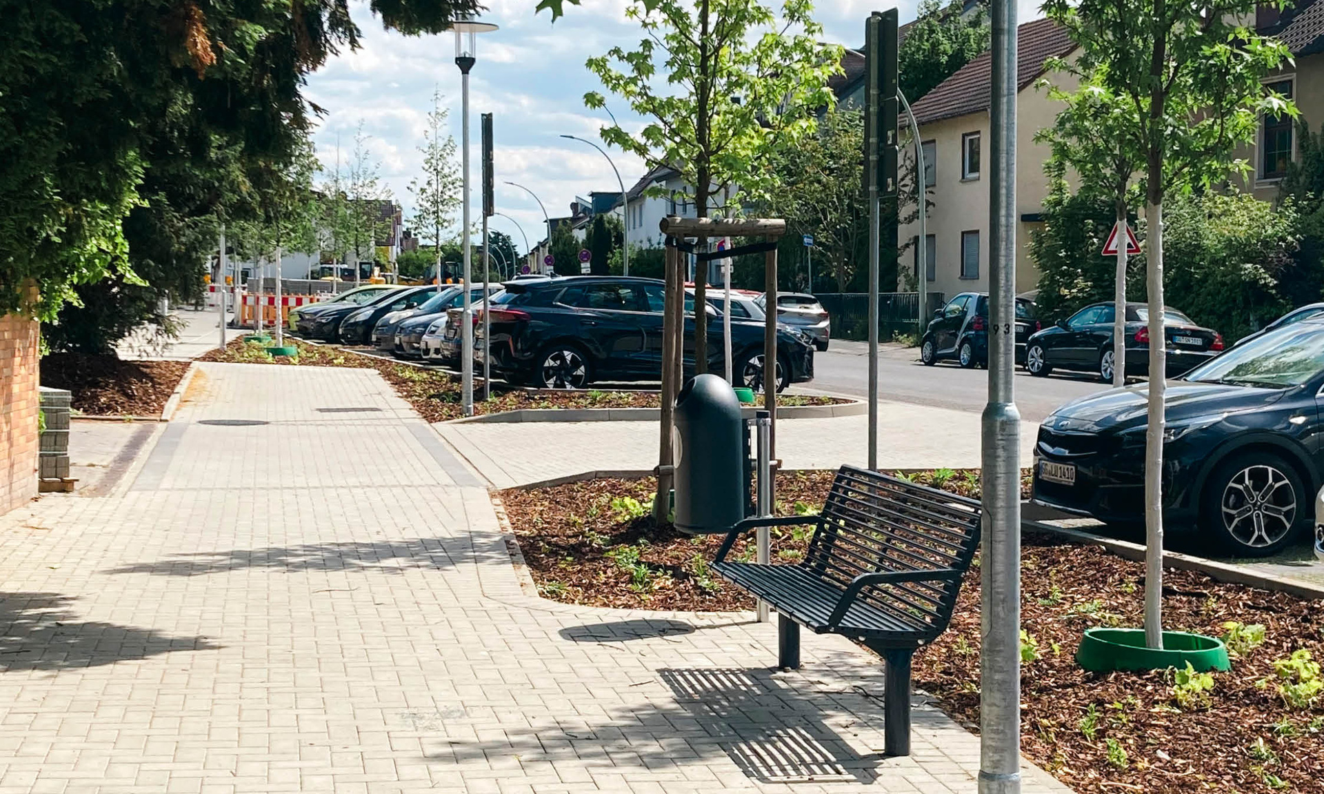 Neuer Gehweg, Randbepflanzung, Bank