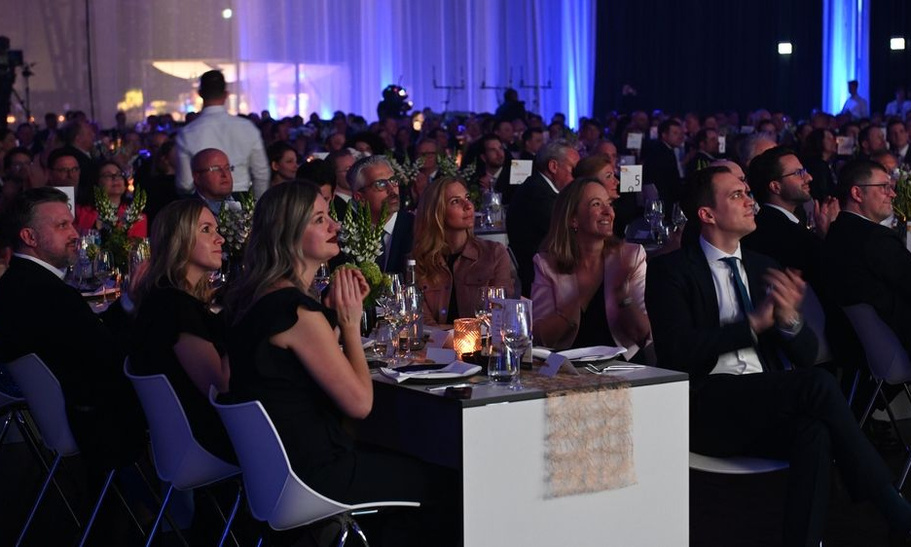 Pressefoto immobilienmanager-Award Publikum bei einem feierlichen Galaabend