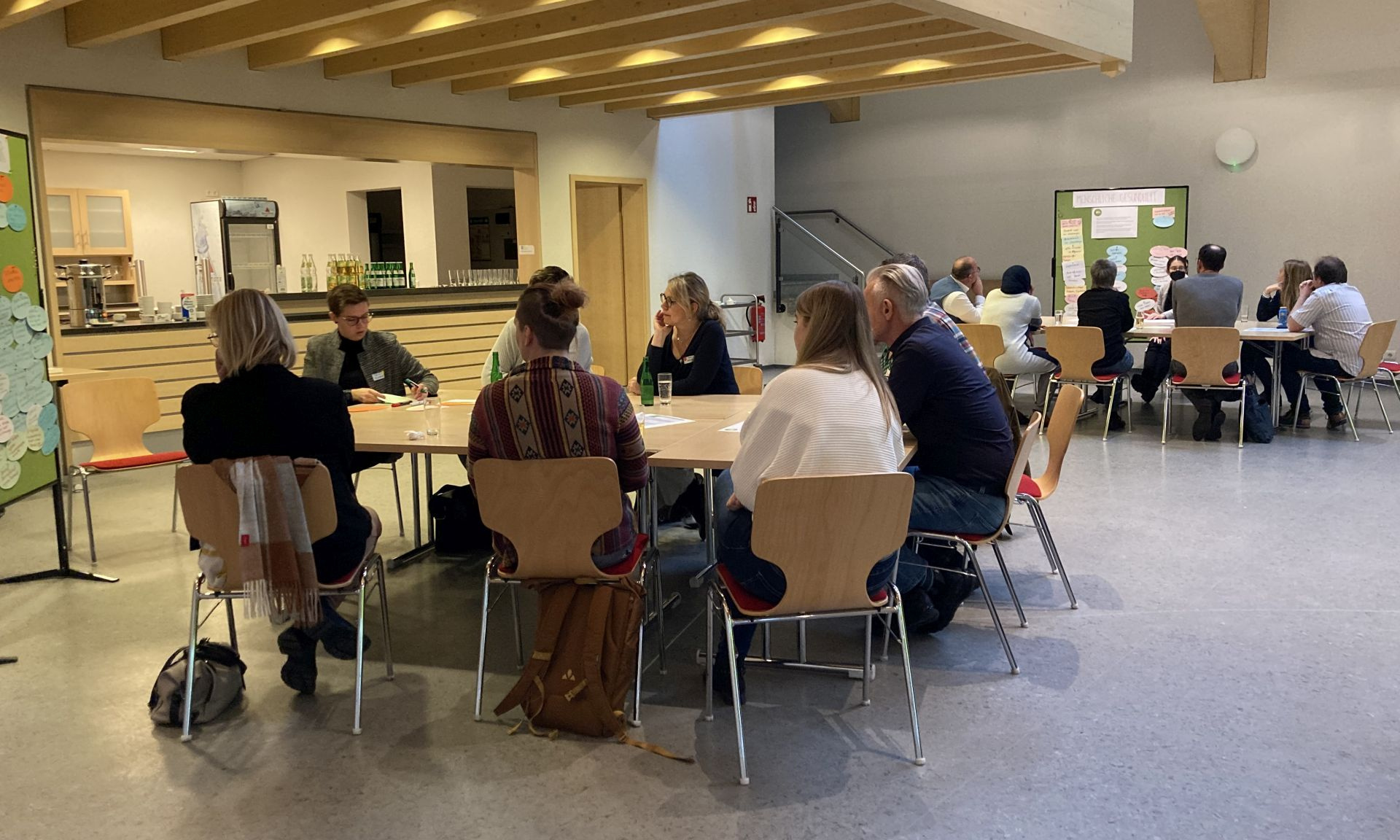 Menschen am Tischen beim Beteiligungsprozess für Klimaanpassung im Main-Kinzig-Kreis