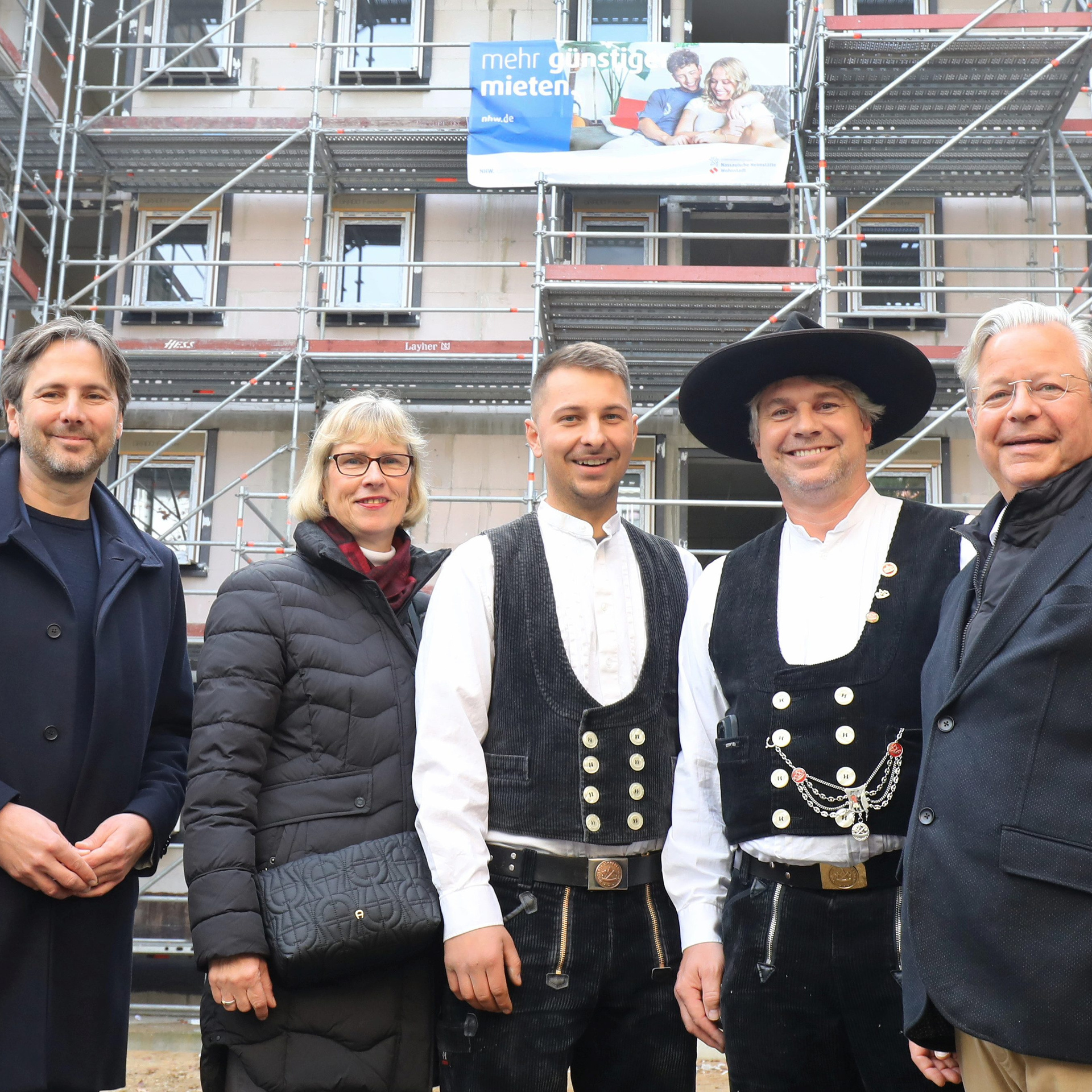  (v.li.) Marcus Gwechenberger, Dezernent für Planen und Wohnen, NHW-Geschäftsführerin Monika Fontaine-Kretschmer; Zimmermänner Tobias Schürlein mit Gesellen und NHW-Geschäftsführer Dr. Constantin Westphal freuen sich über den raschen Baufortschritt. Foto: NHW/Thomas Rohnke