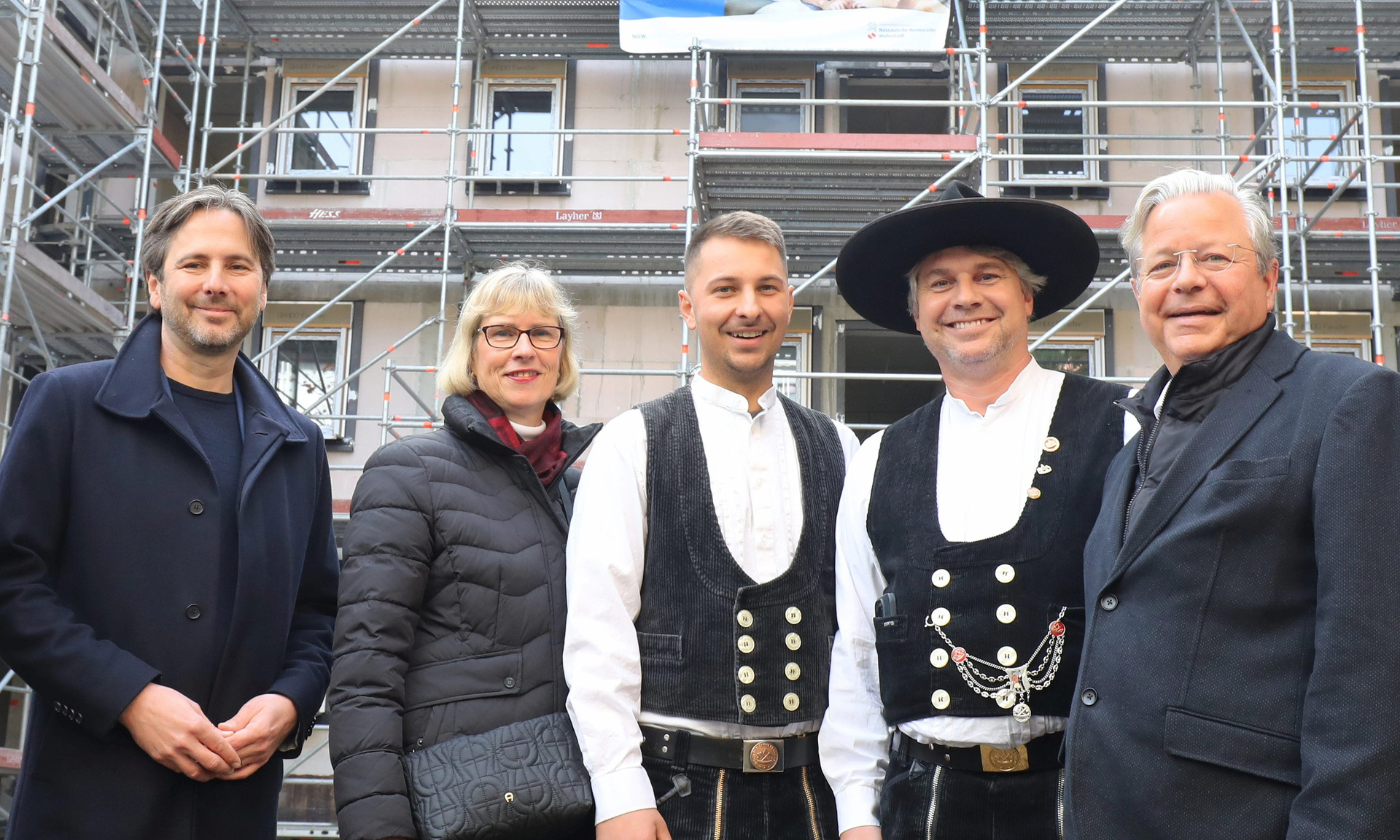 (v.li.) Marcus Gwechenberger, Dezernent für Planen und Wohnen, NHW-Geschäftsführerin Monika Fontaine-Kretschmer; Zimmermänner Tobias Schürlein mit Gesellen und NHW-Geschäftsführer Dr. Constantin Westphal freuen sich über den raschen Baufortschritt. Foto: NHW/Thomas Rohnke